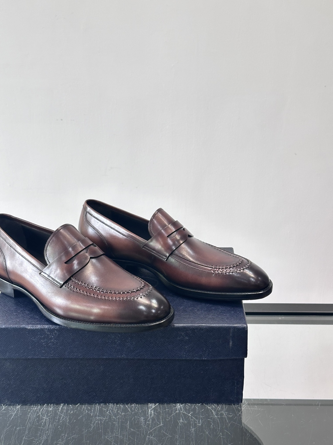 ✨Prada男士皮鞋，选用优质小牛皮，亮面光泽质感满分，简约大方又带点复古气息。经典一脚蹬设计真皮大底，