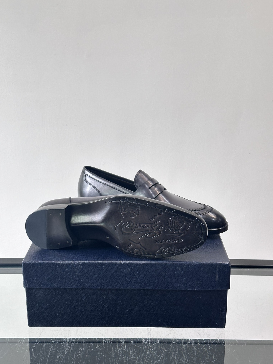 ✨Prada男士皮鞋，选用优质小牛皮，亮面光泽质感满分，简约大方又带点复古气息。经典一脚蹬设计真皮大底，