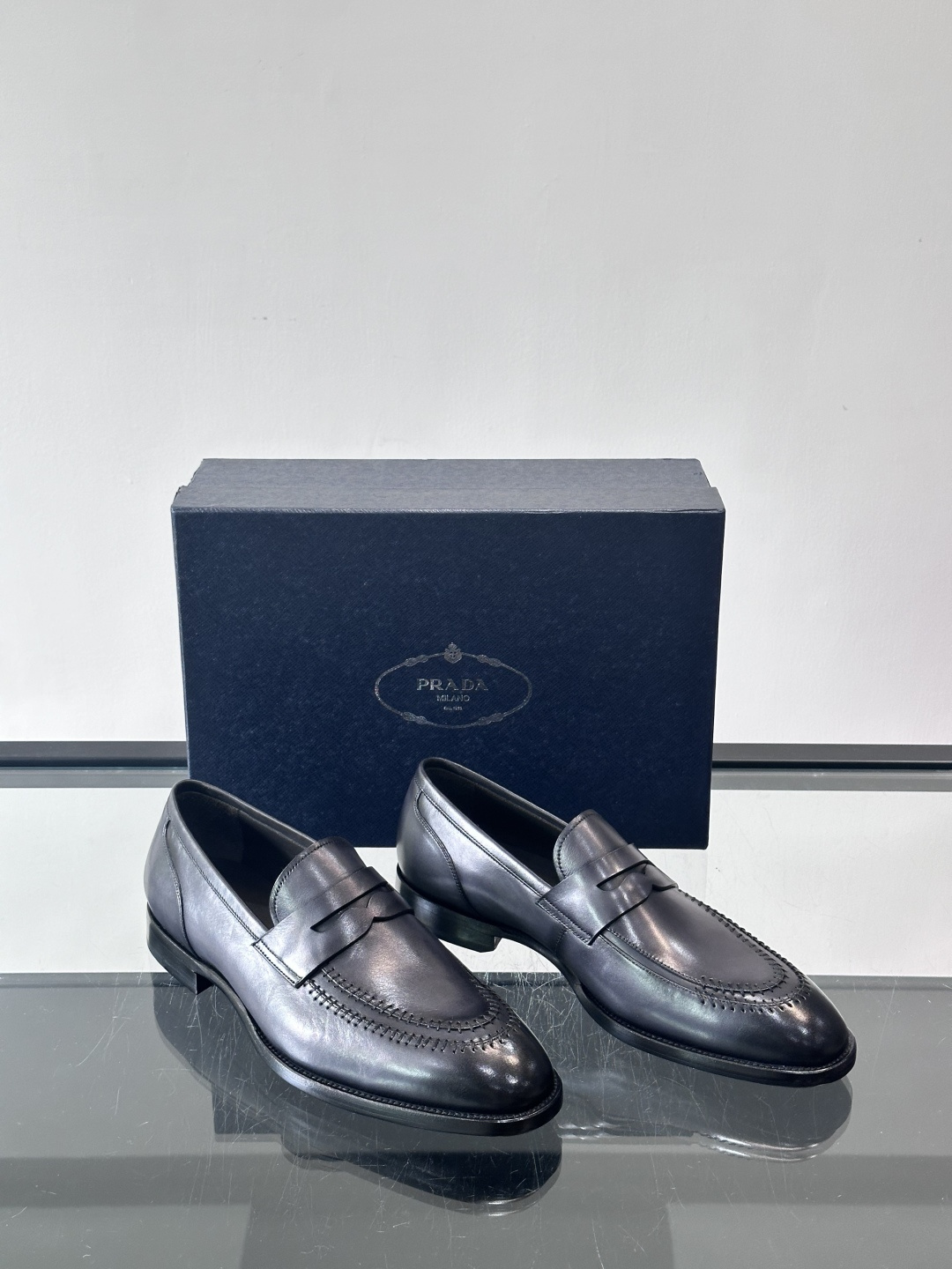 ✨Prada男士皮鞋，选用优质小牛皮，亮面光泽质感满分，简约大方又带点复古气息。经典一脚蹬设计真皮大底，