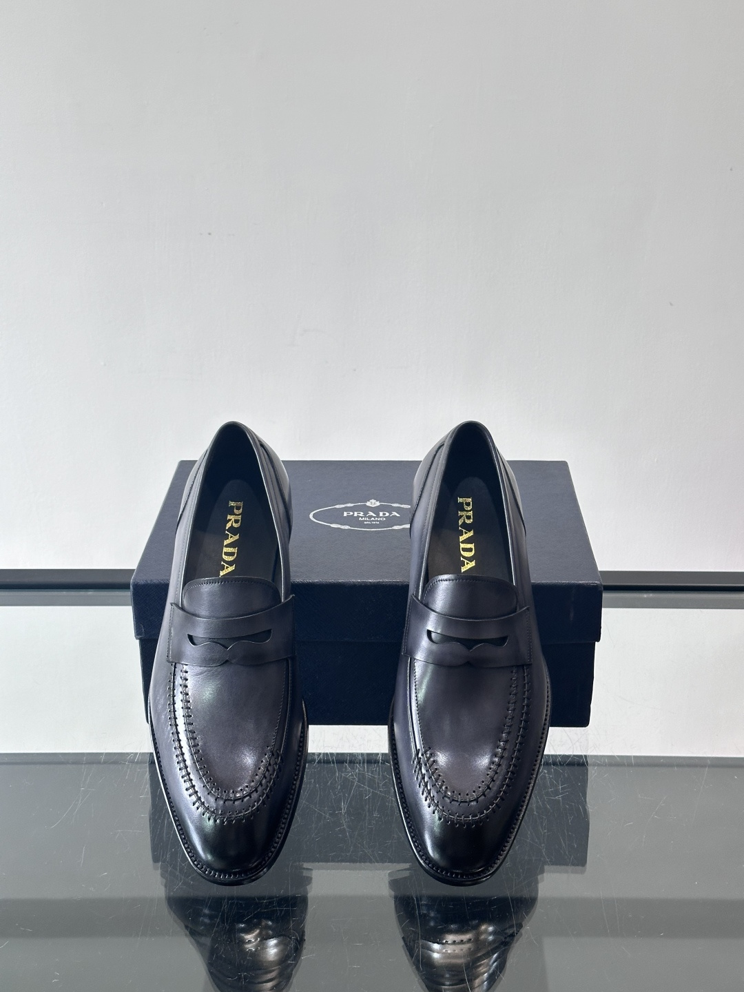 ✨Prada男士皮鞋，选用优质小牛皮，亮面光泽质感满分，简约大方又带点复古气息。经典一脚蹬设计真皮大底，