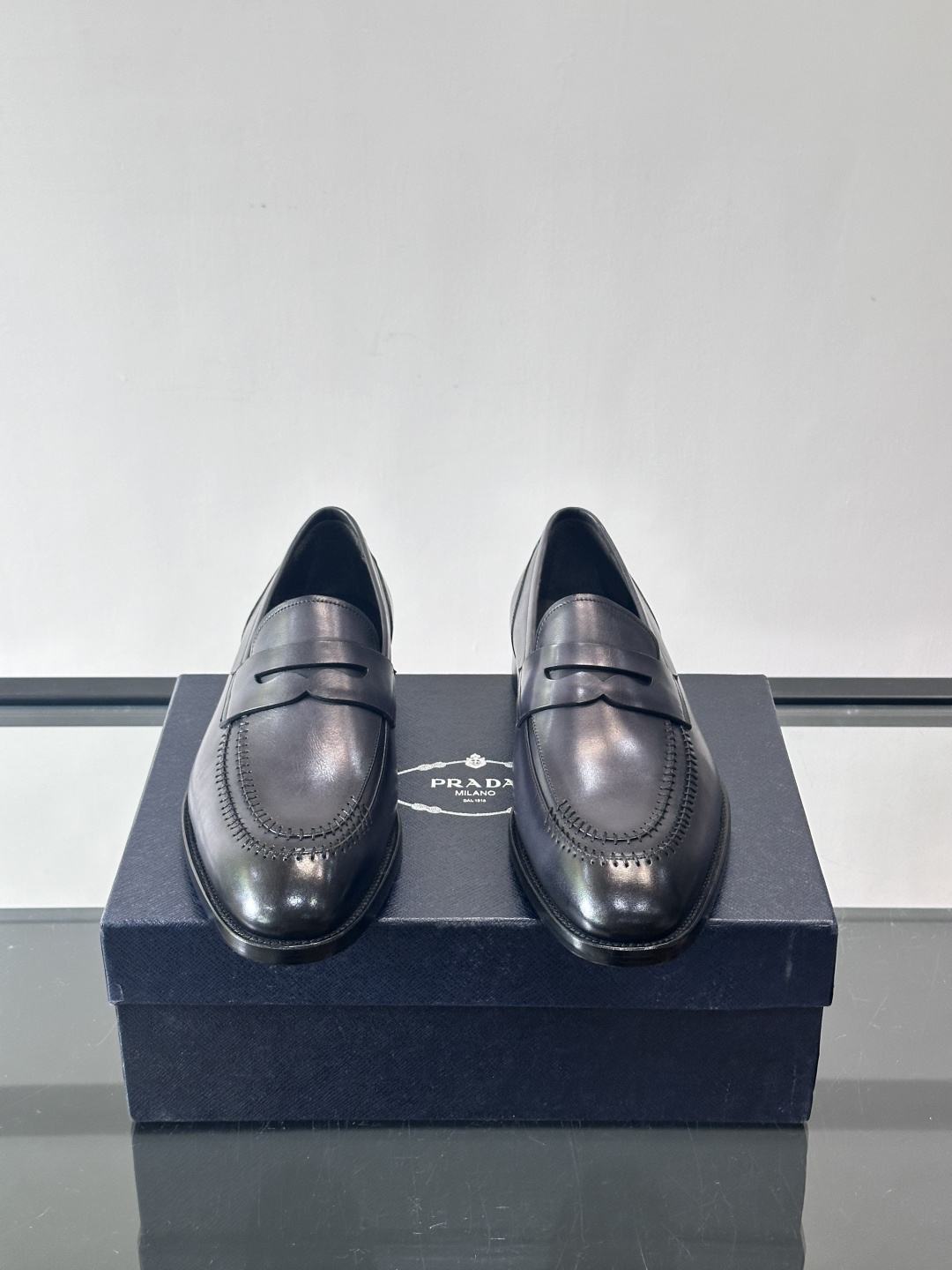 ✨Prada男士皮鞋，选用优质小牛皮，亮面光泽质感满分，简约大方又带点复古气息。经典一脚蹬设计真皮大底，