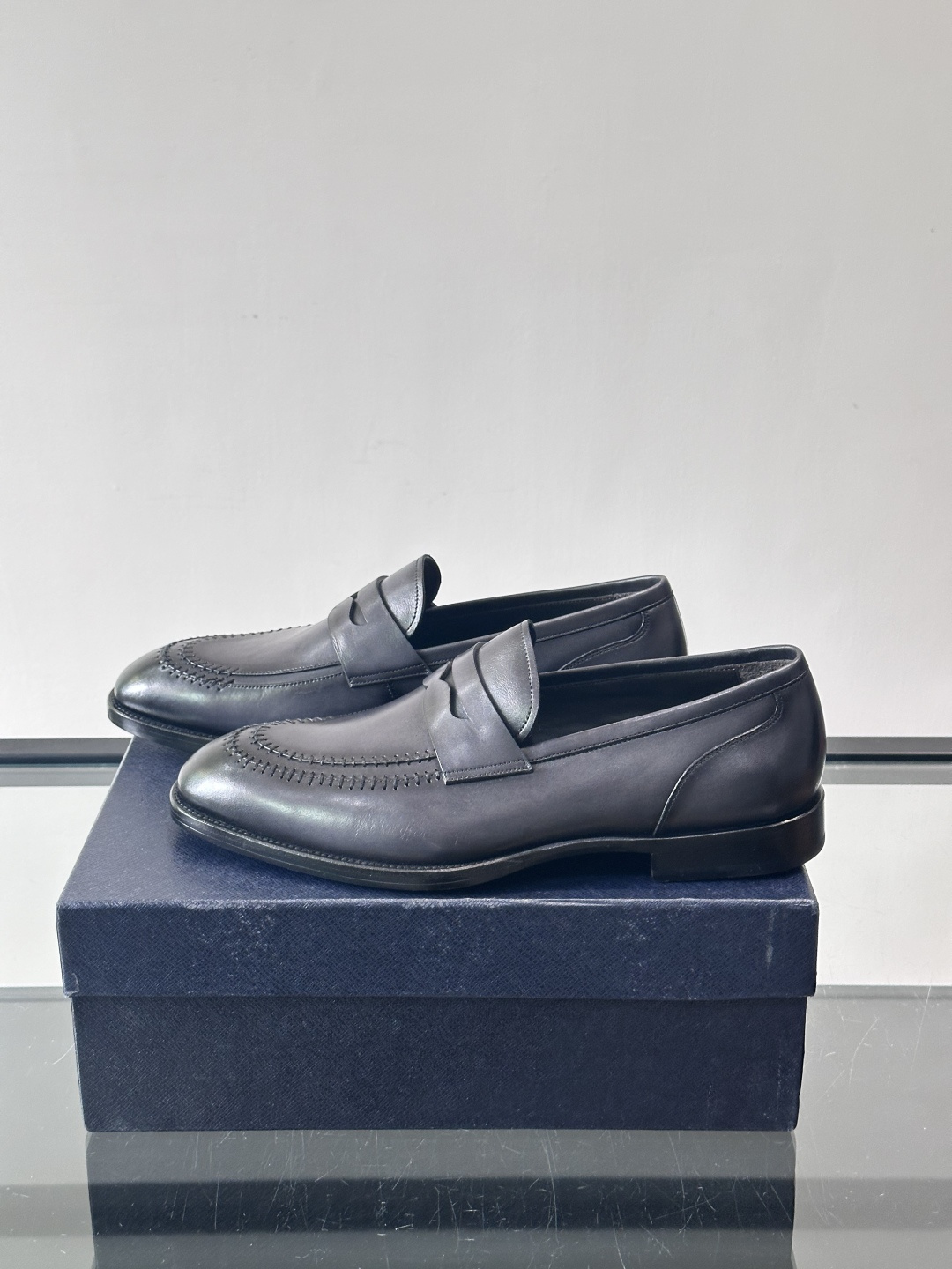 ✨Prada男士皮鞋，选用优质小牛皮，亮面光泽质感满分，简约大方又带点复古气息。经典一脚蹬设计真皮大底，