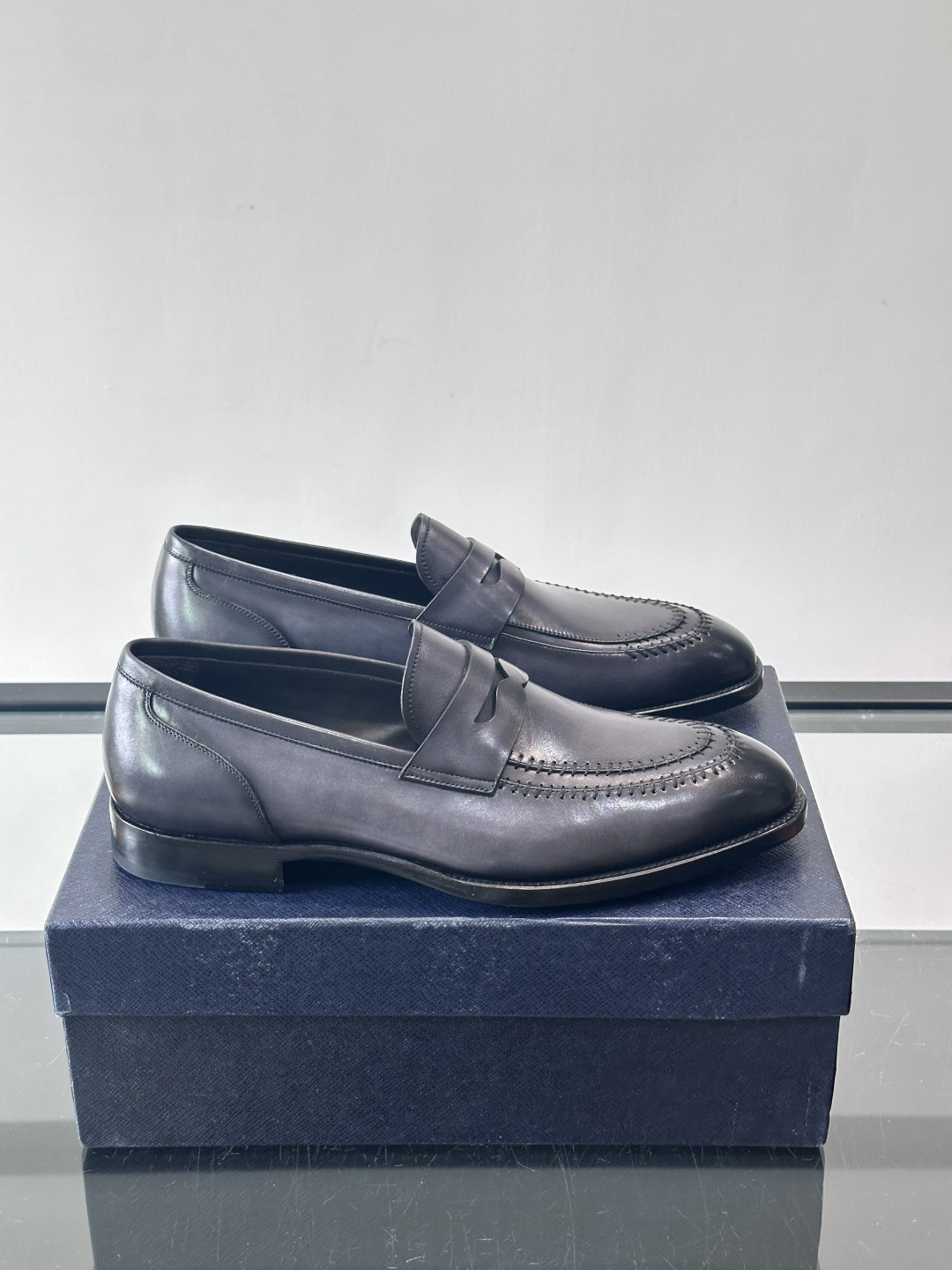 ✨Prada男士皮鞋，选用优质小牛皮，亮面光泽质感满分，简约大方又带点复古气息。经典一脚蹬设计真皮大底，