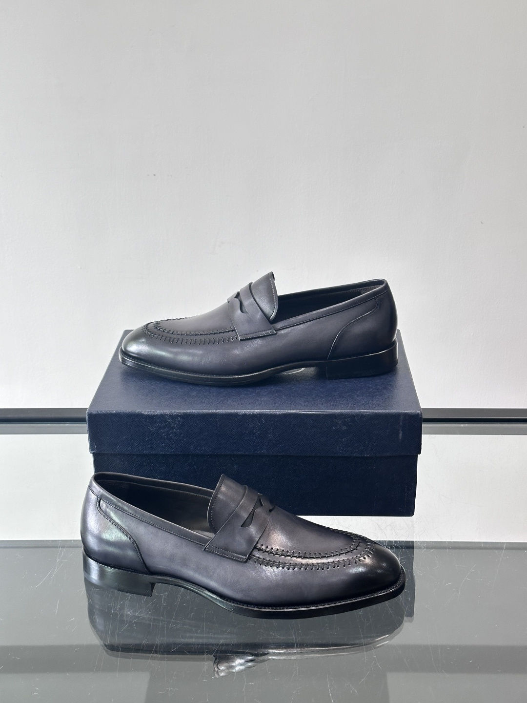 ✨Prada男士皮鞋，选用优质小牛皮，亮面光泽质感满分，简约大方又带点复古气息。经典一脚蹬设计真皮大底，