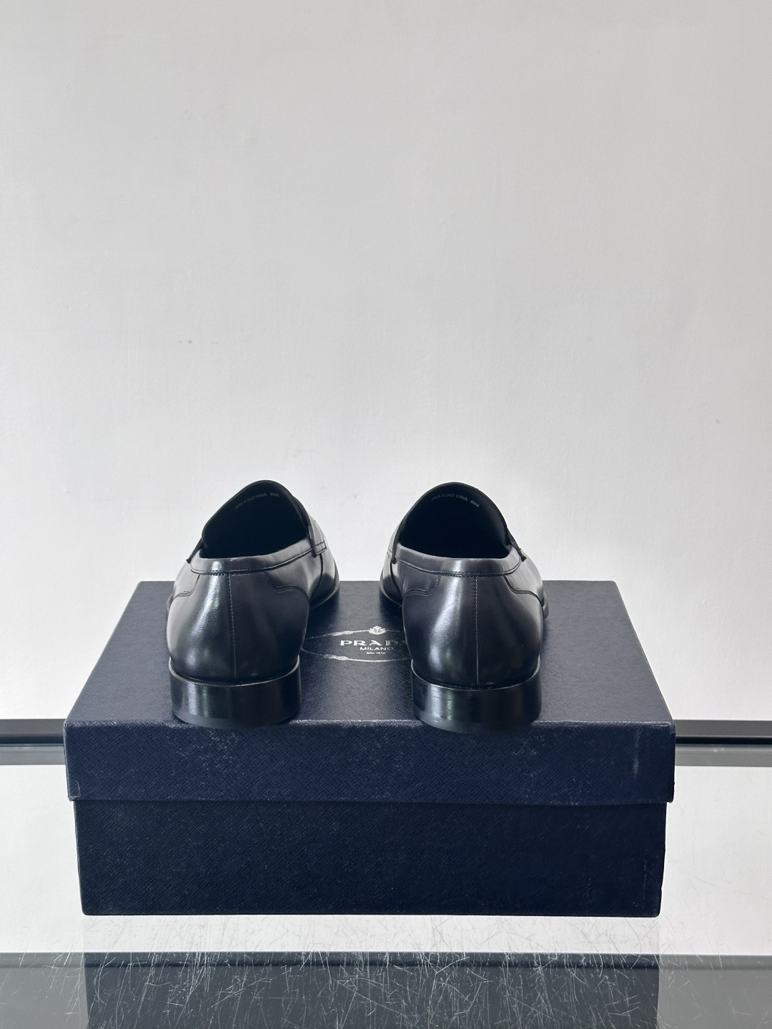 ✨Prada男士皮鞋，选用优质小牛皮，亮面光泽质感满分，简约大方又带点复古气息。经典一脚蹬设计真皮大底，