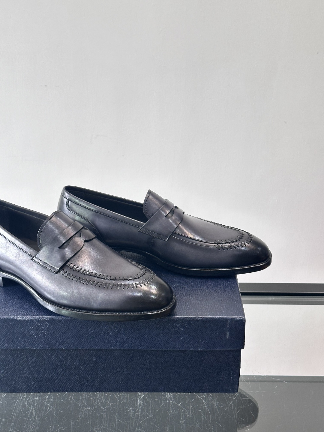 ✨Prada男士皮鞋，选用优质小牛皮，亮面光泽质感满分，简约大方又带点复古气息。经典一脚蹬设计真皮大底，