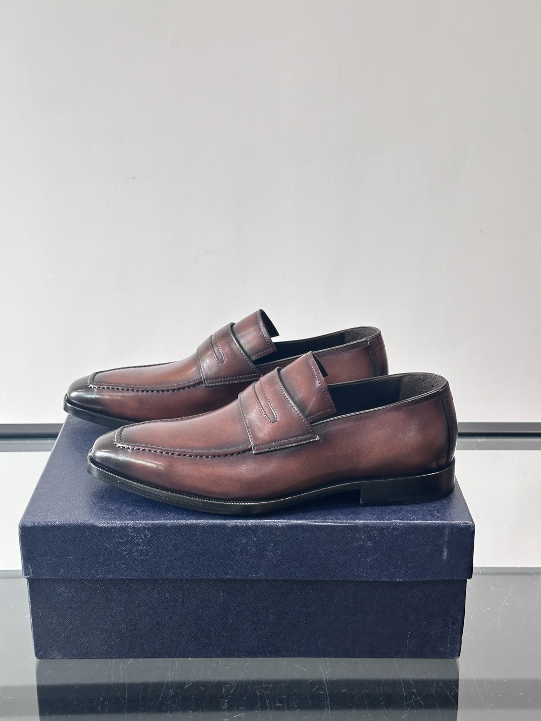 ✨Prada男士皮鞋，选用优质小牛皮，亮面光泽质感满分，简约大方又带点复古气息。经典一脚蹬设计真皮大底，