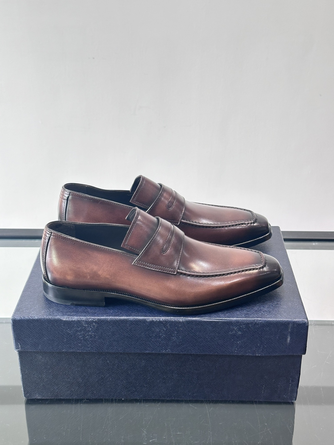 ✨Prada男士皮鞋，选用优质小牛皮，亮面光泽质感满分，简约大方又带点复古气息。经典一脚蹬设计真皮大底，