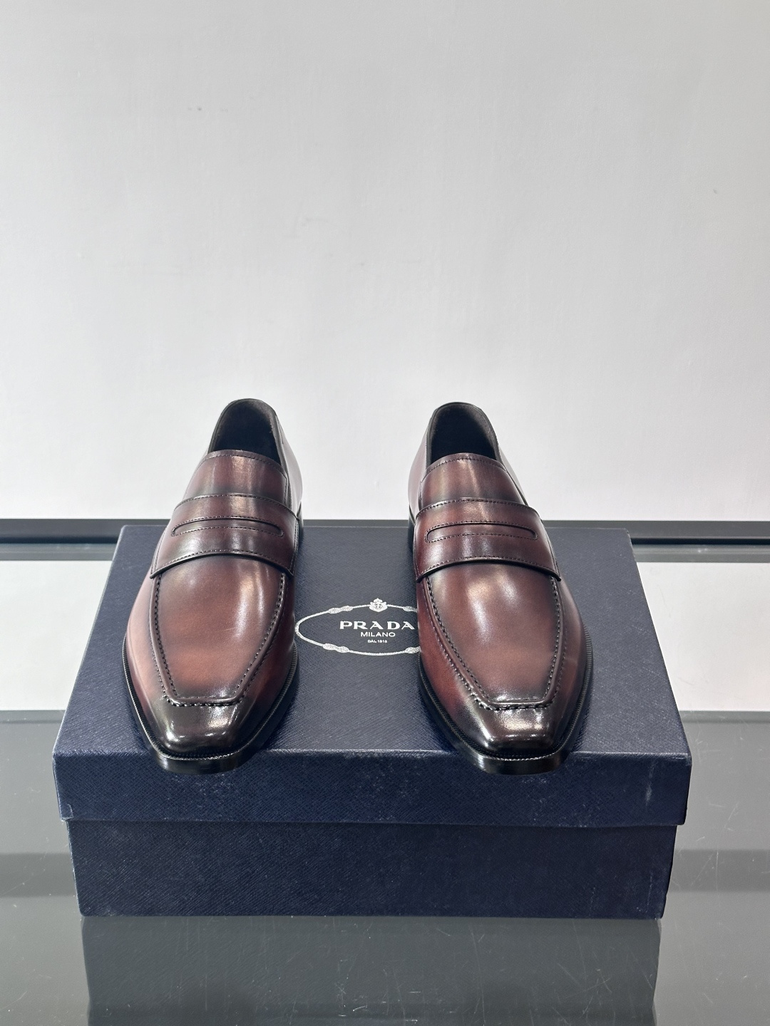 ✨Prada男士皮鞋，选用优质小牛皮，亮面光泽质感满分，简约大方又带点复古气息。经典一脚蹬设计真皮大底，
