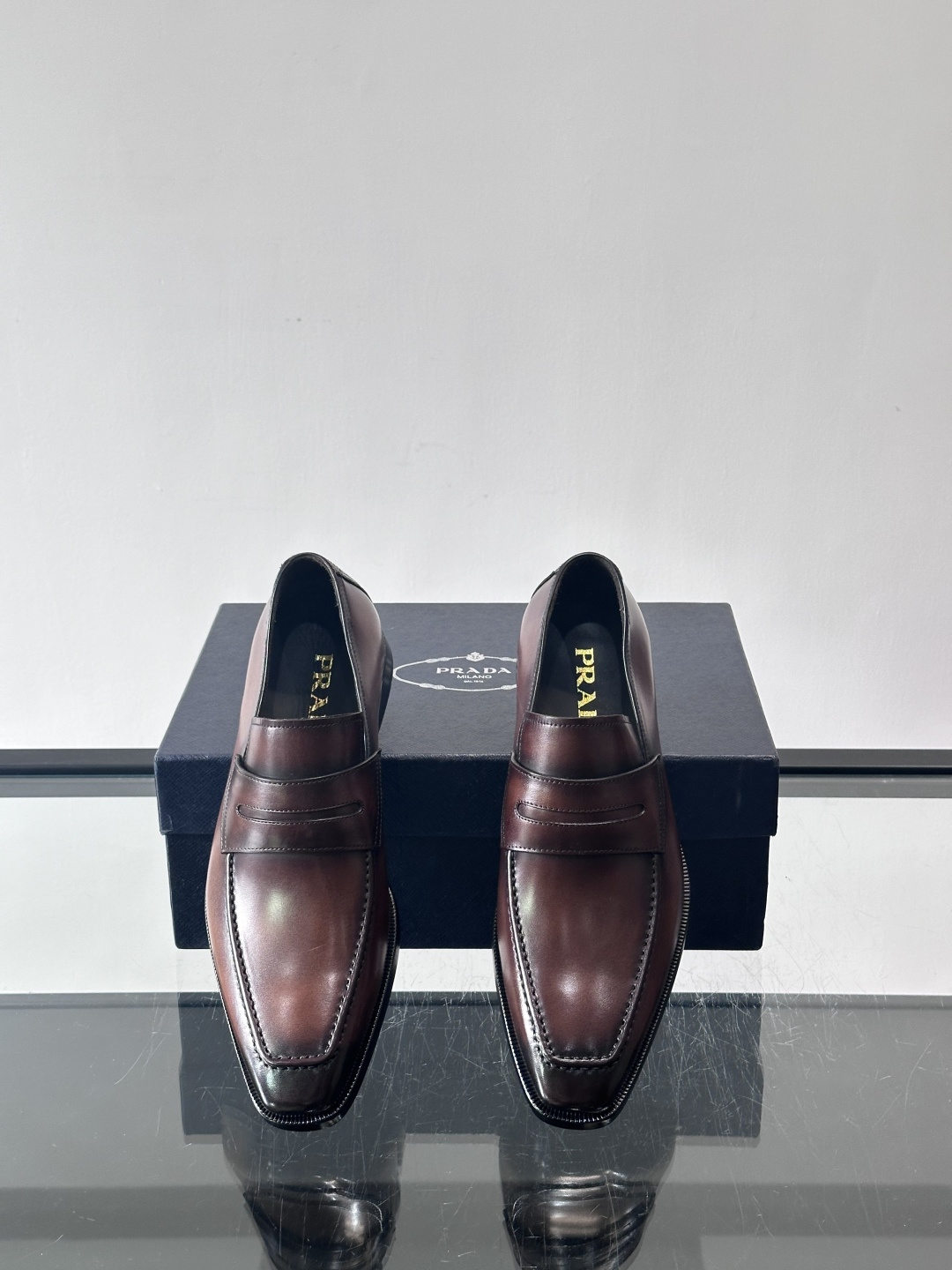 ✨Prada男士皮鞋，选用优质小牛皮，亮面光泽质感满分，简约大方又带点复古气息。经典一脚蹬设计真皮大底，