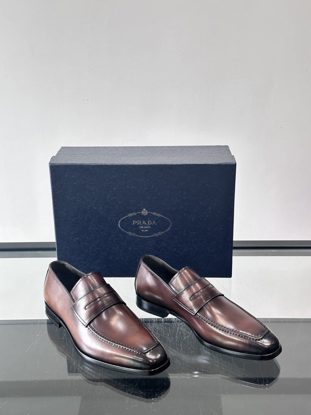 ✨Prada男士皮鞋，选用优质小牛皮，亮面光泽质感满分，简约大方又带点复古气息。经典一脚蹬设计真皮大底，