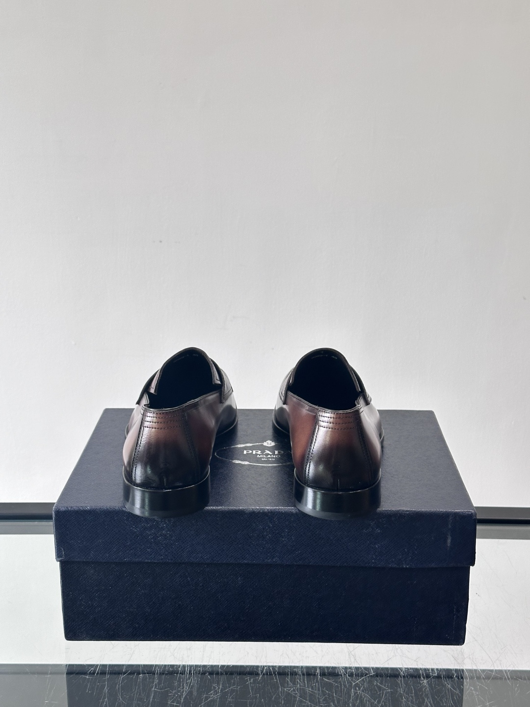 ✨Prada男士皮鞋，选用优质小牛皮，亮面光泽质感满分，简约大方又带点复古气息。经典一脚蹬设计真皮大底，