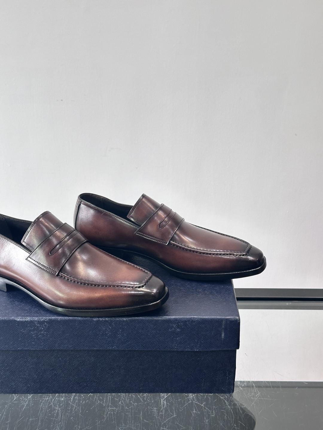 ✨Prada男士皮鞋，选用优质小牛皮，亮面光泽质感满分，简约大方又带点复古气息。经典一脚蹬设计真皮大底，