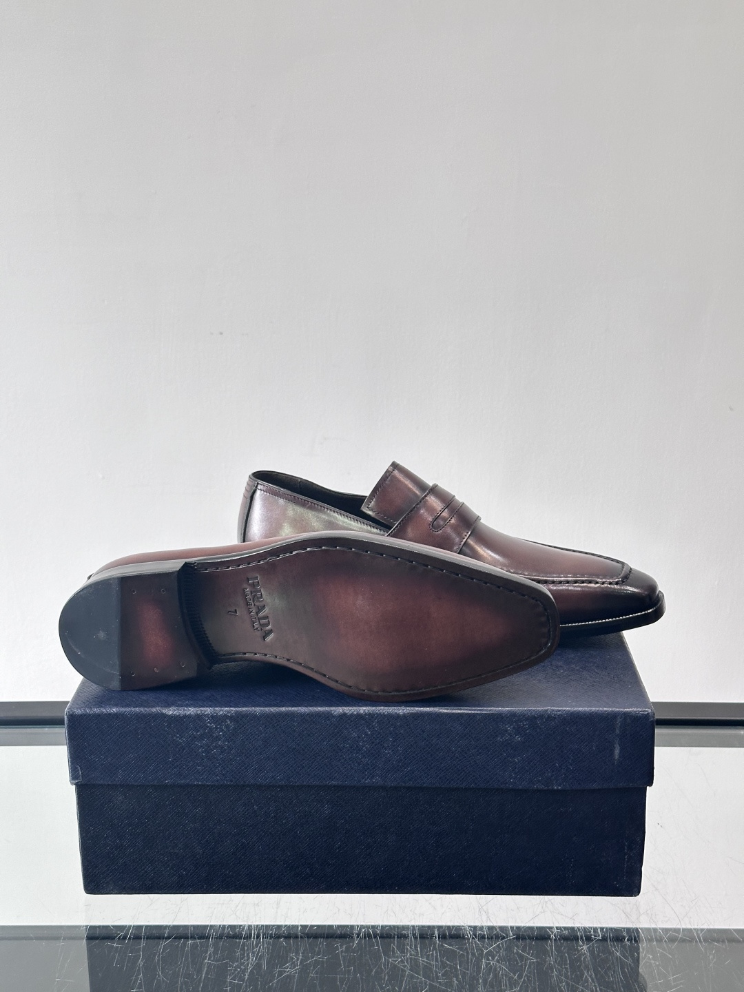 ✨Prada男士皮鞋，选用优质小牛皮，亮面光泽质感满分，简约大方又带点复古气息。经典一脚蹬设计真皮大底，