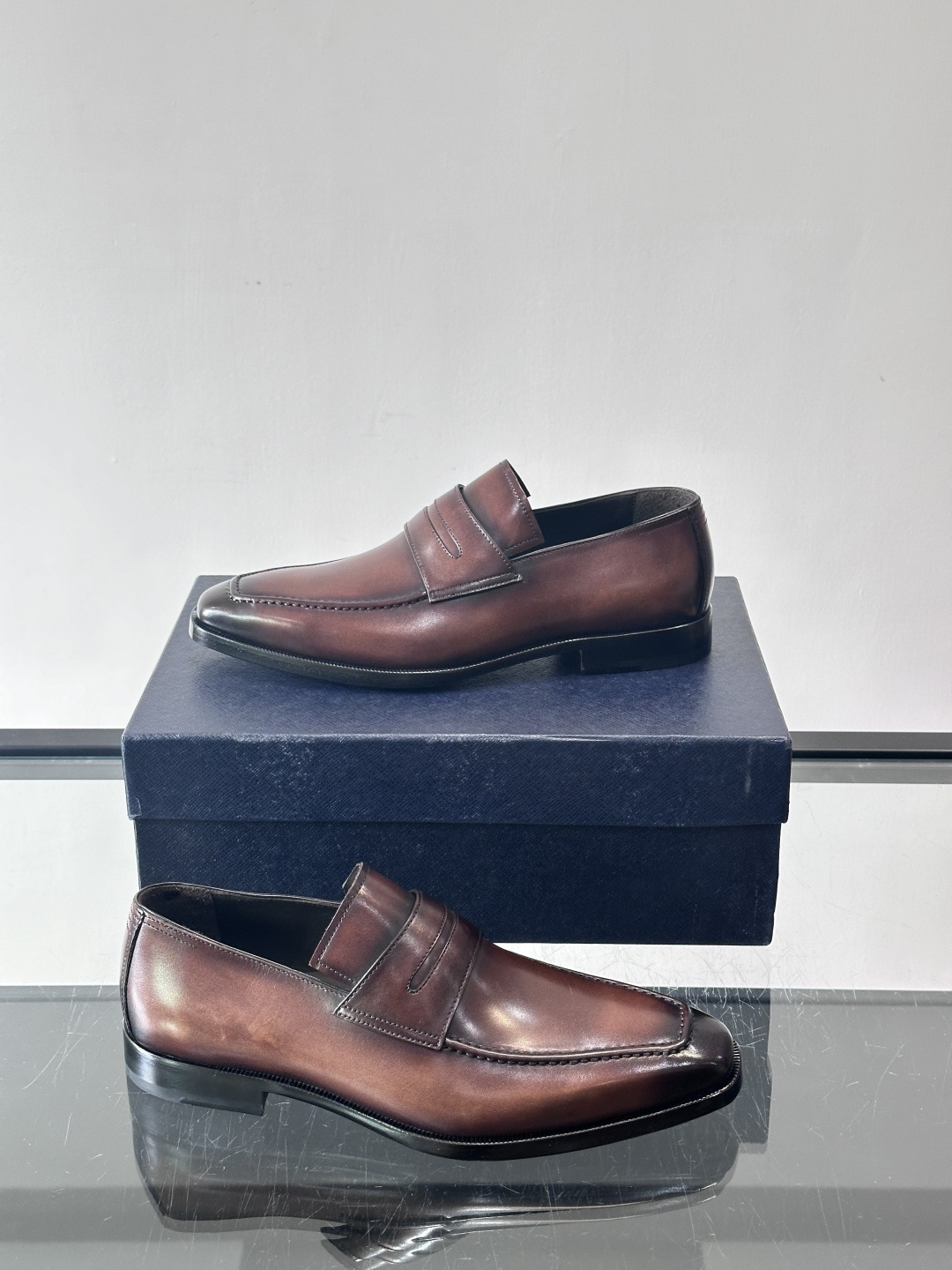 ✨Prada男士皮鞋，选用优质小牛皮，亮面光泽质感满分，简约大方又带点复古气息。经典一脚蹬设计真皮大底，