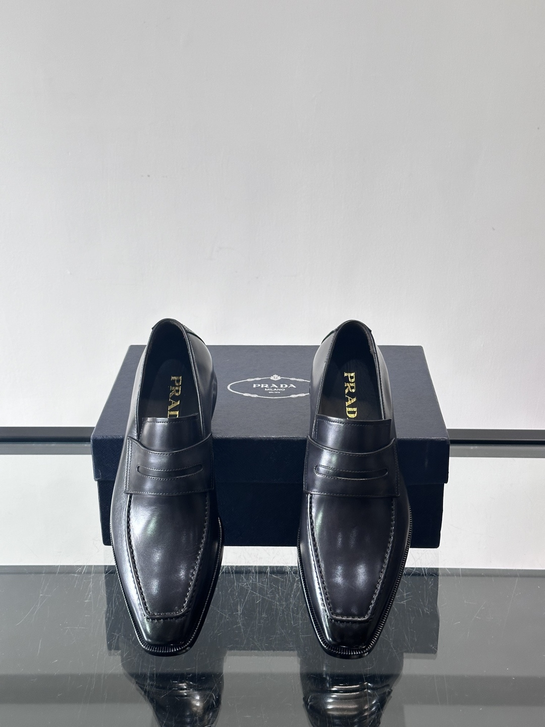 ✨Prada男士皮鞋，选用优质小牛皮，亮面光泽质感满分，简约大方又带点复古气息。经典一脚蹬设计真皮大底，