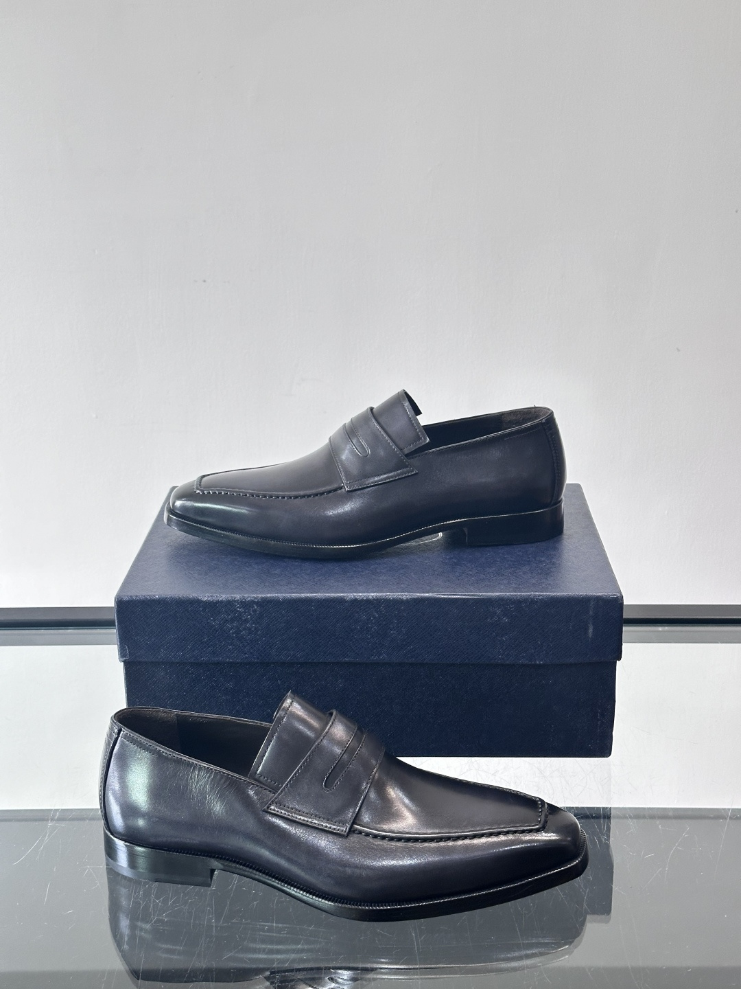 ✨Prada男士皮鞋，选用优质小牛皮，亮面光泽质感满分，简约大方又带点复古气息。经典一脚蹬设计真皮大底，