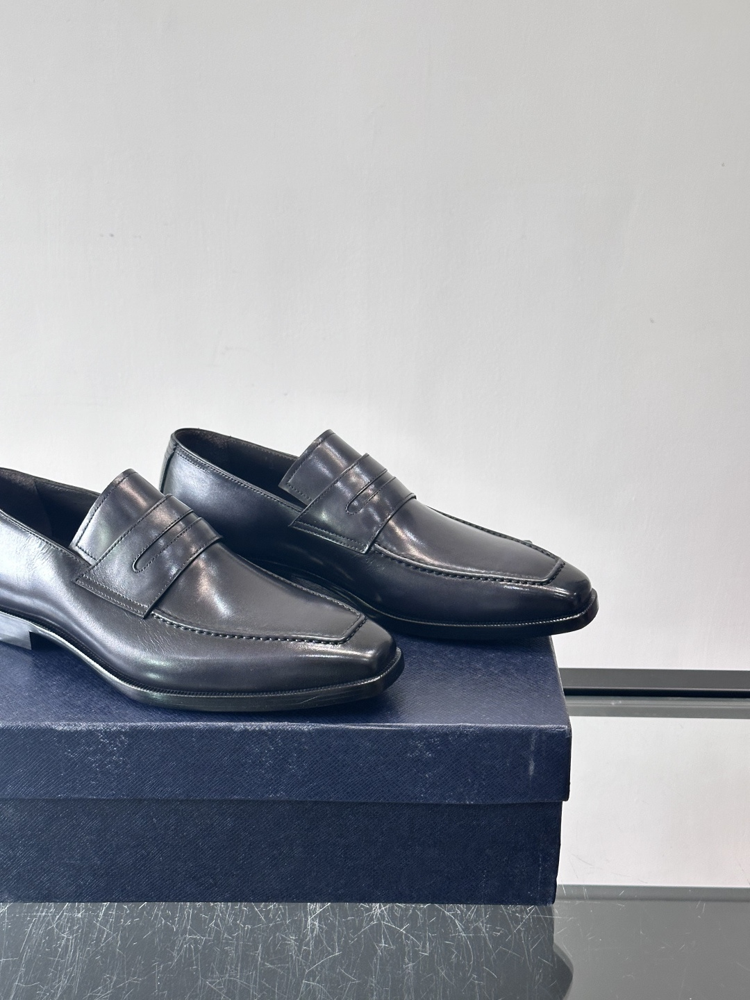 ✨Prada男士皮鞋，选用优质小牛皮，亮面光泽质感满分，简约大方又带点复古气息。经典一脚蹬设计真皮大底，