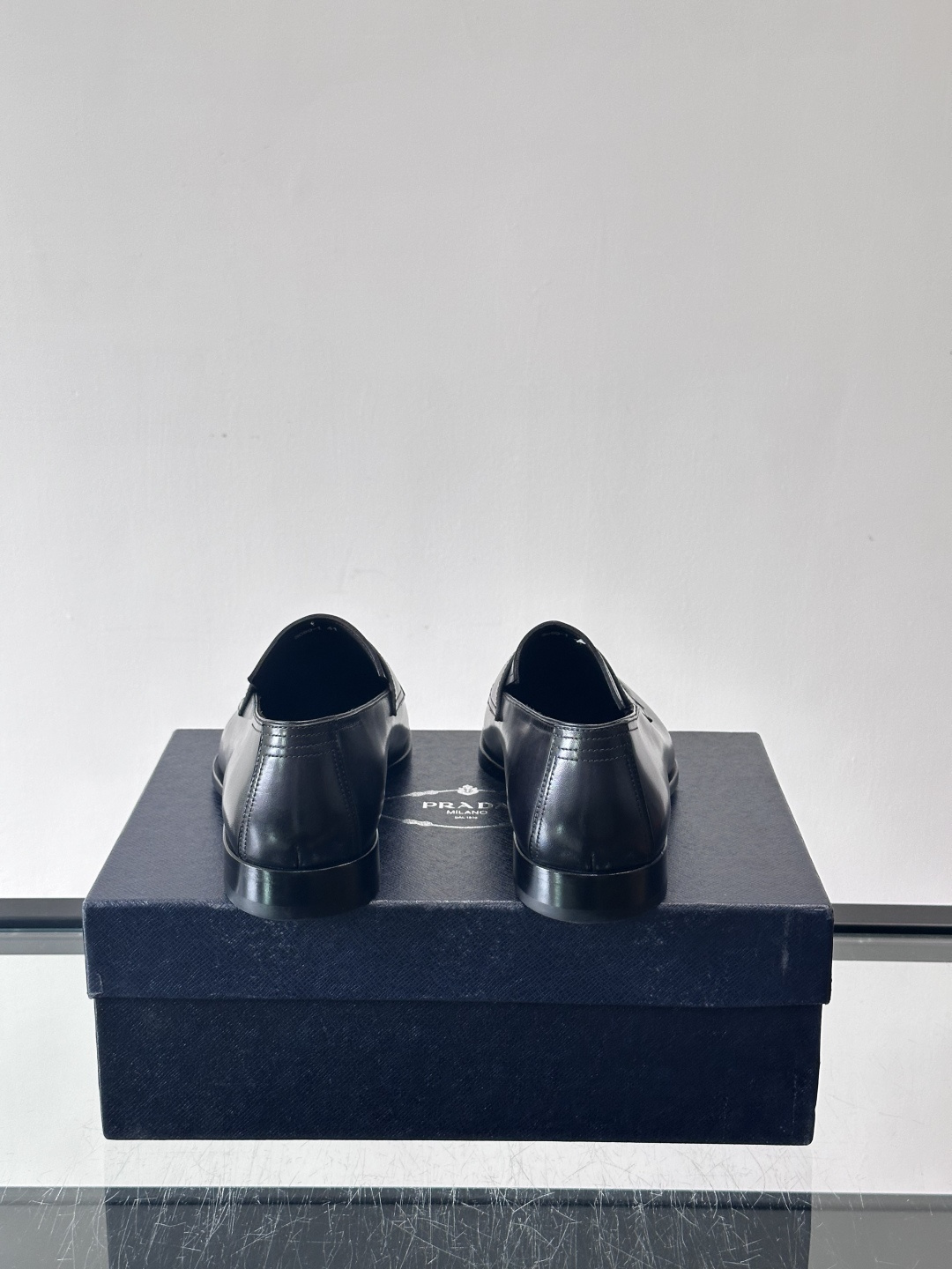 ✨Prada男士皮鞋，选用优质小牛皮，亮面光泽质感满分，简约大方又带点复古气息。经典一脚蹬设计真皮大底，