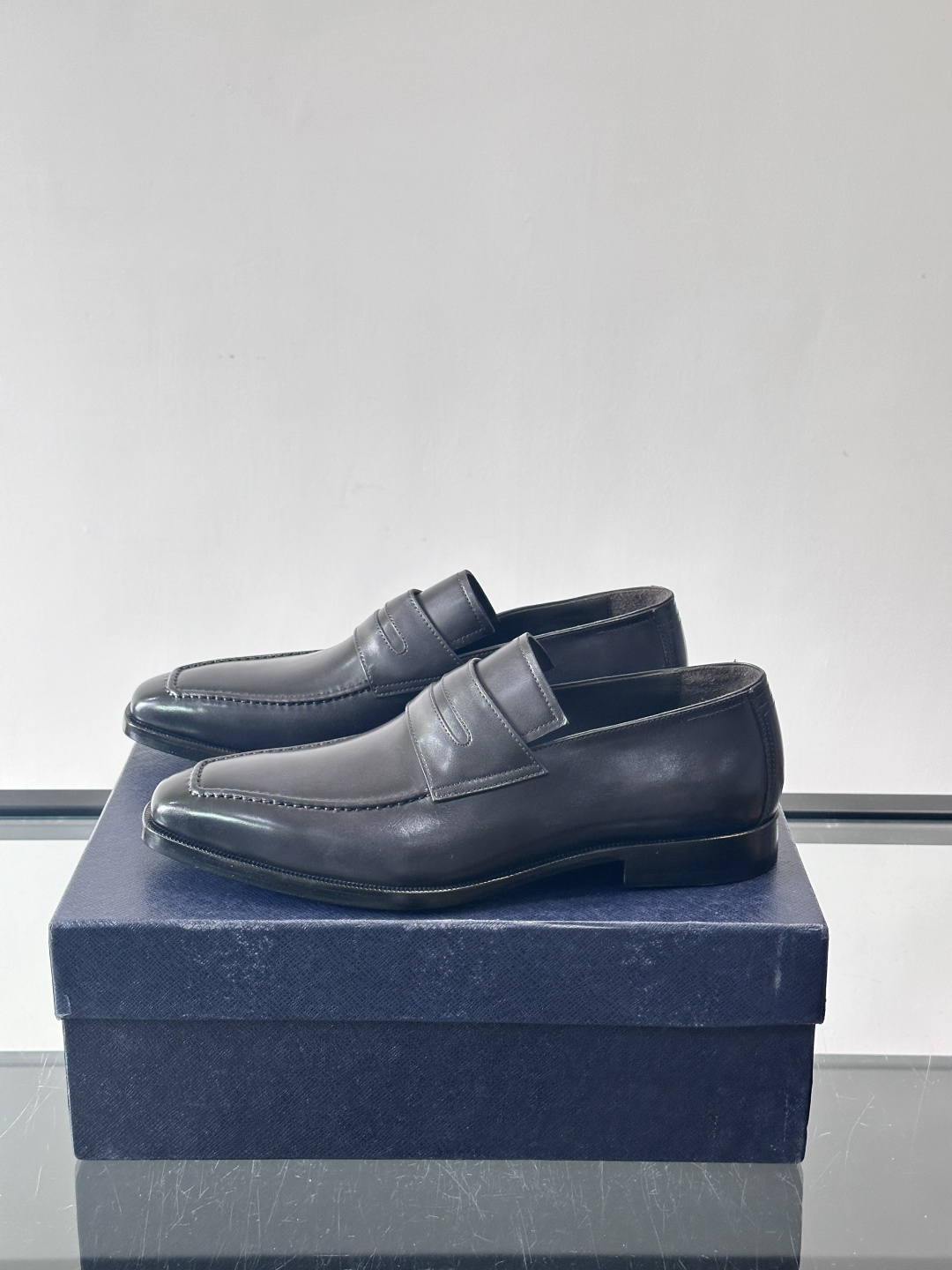 ✨Prada男士皮鞋，选用优质小牛皮，亮面光泽质感满分，简约大方又带点复古气息。经典一脚蹬设计真皮大底，