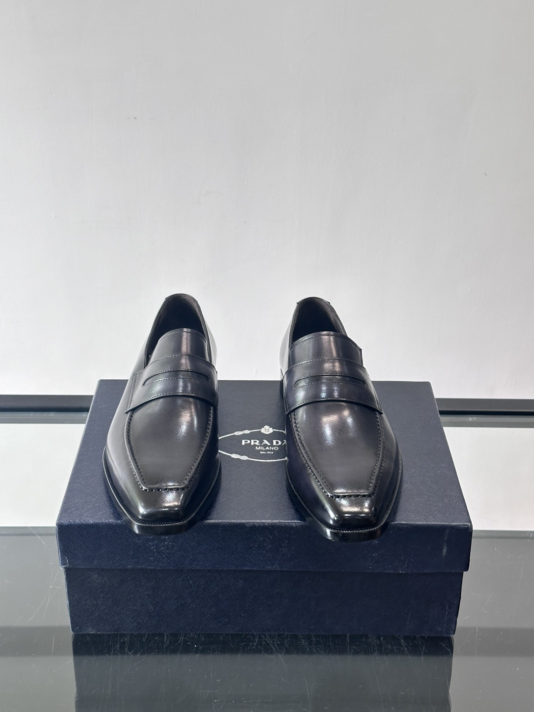 ✨Prada男士皮鞋，选用优质小牛皮，亮面光泽质感满分，简约大方又带点复古气息。经典一脚蹬设计真皮大底，