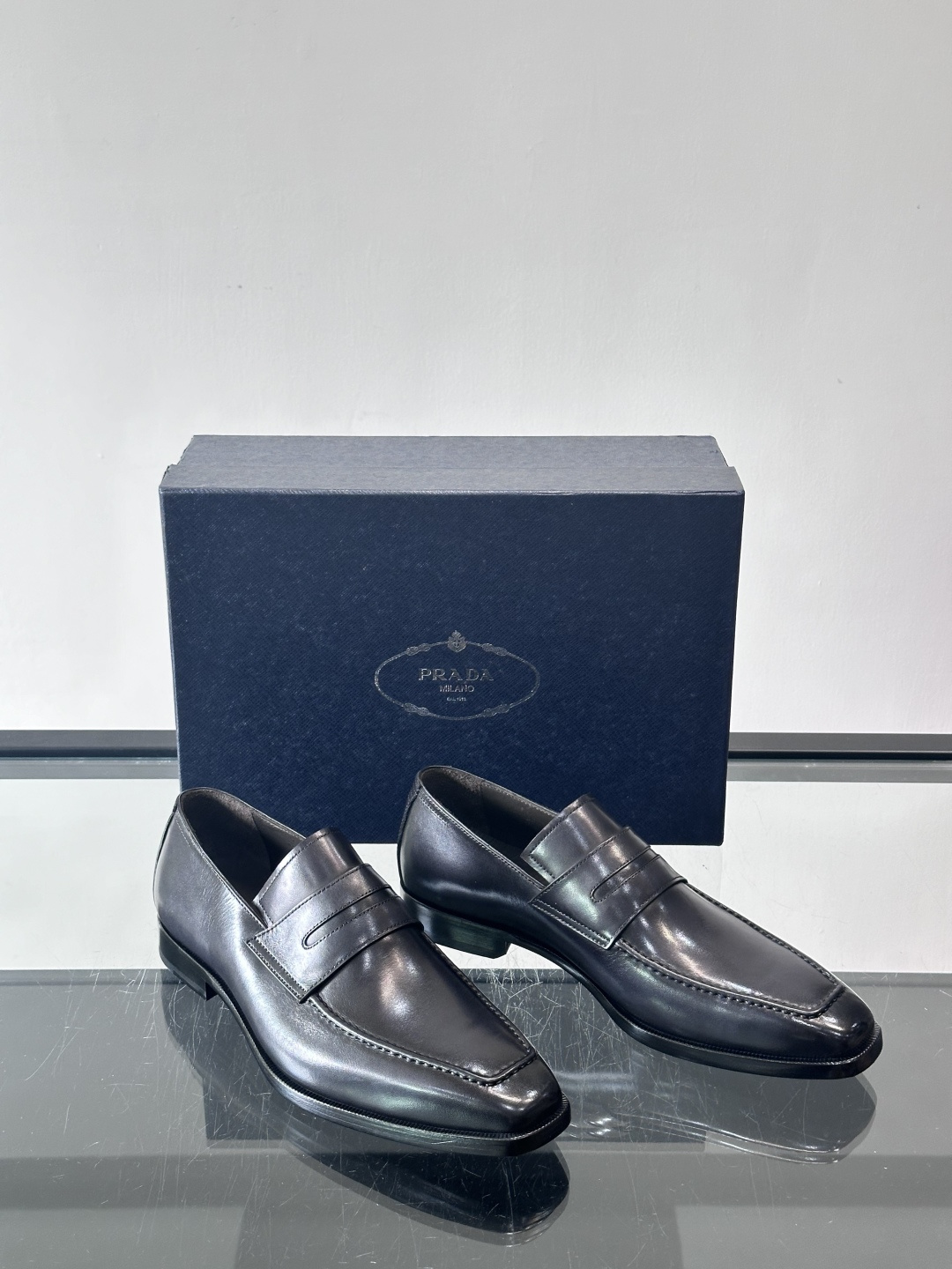 ✨Prada男士皮鞋，选用优质小牛皮，亮面光泽质感满分，简约大方又带点复古气息。经典一脚蹬设计真皮大底，