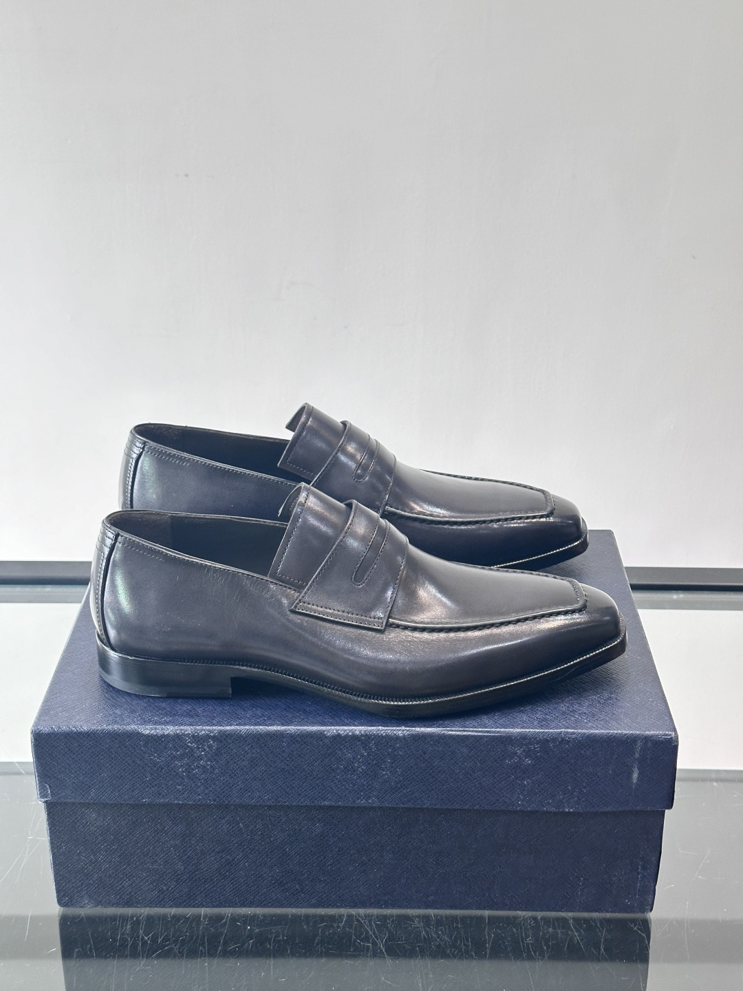 ✨Prada男士皮鞋，选用优质小牛皮，亮面光泽质感满分，简约大方又带点复古气息。经典一脚蹬设计真皮大底，