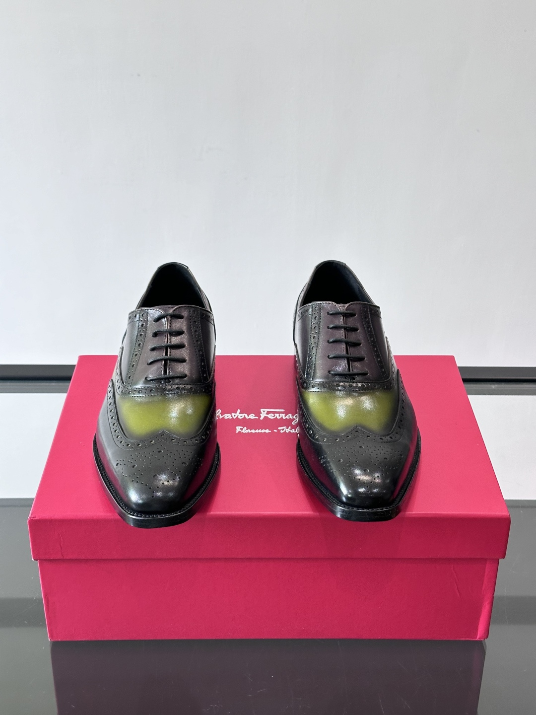 F菲拉格慕男士皮鞋👞选用进口牛皮，简约大方，经典设计，商务休闲都能轻松驾驭。真皮大底鞋底平稳，鞋型修长，