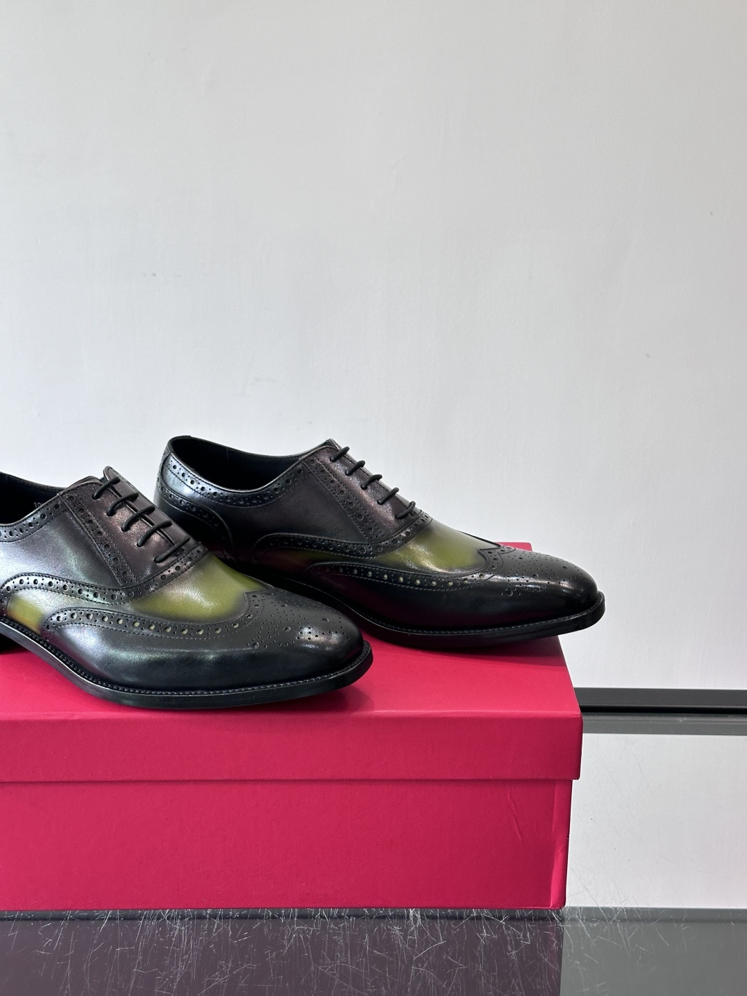 F菲拉格慕男士皮鞋👞选用进口牛皮，简约大方，经典设计，商务休闲都能轻松驾驭。真皮大底鞋底平稳，鞋型修长，