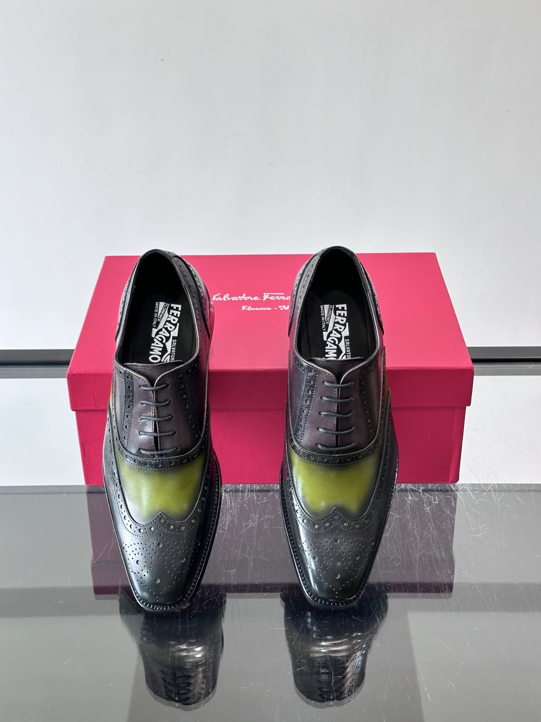 F菲拉格慕男士皮鞋👞选用进口牛皮，简约大方，经典设计，商务休闲都能轻松驾驭。真皮大底鞋底平稳，鞋型修长，