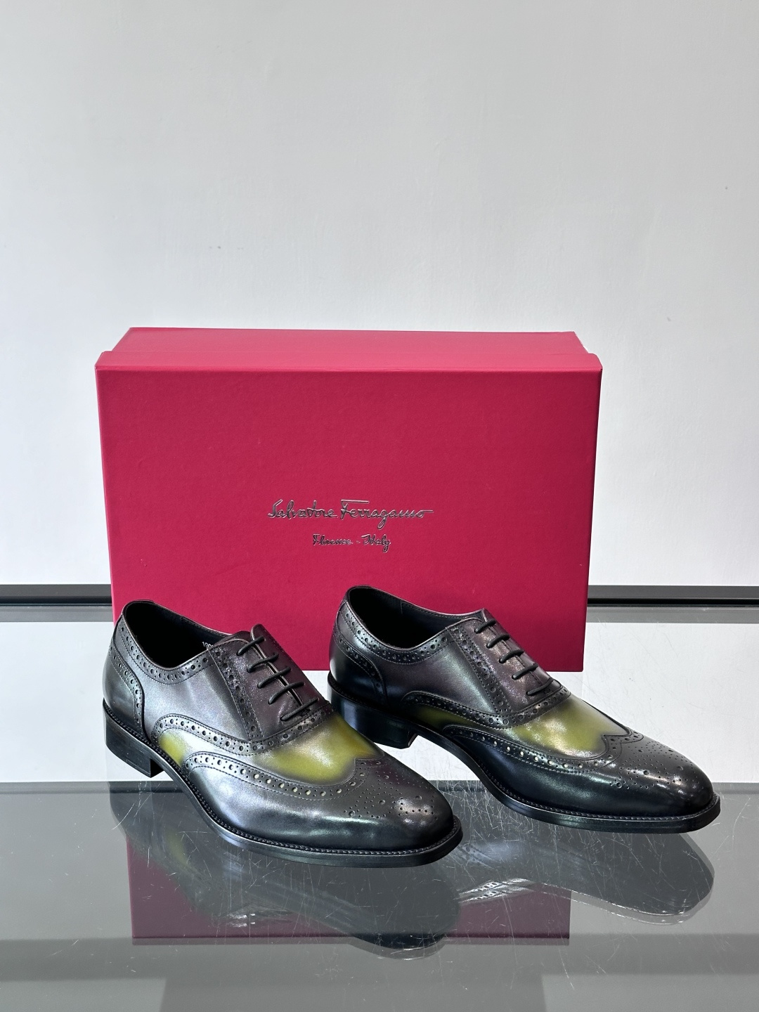 F菲拉格慕男士皮鞋👞选用进口牛皮，简约大方，经典设计，商务休闲都能轻松驾驭。真皮大底鞋底平稳，鞋型修长，