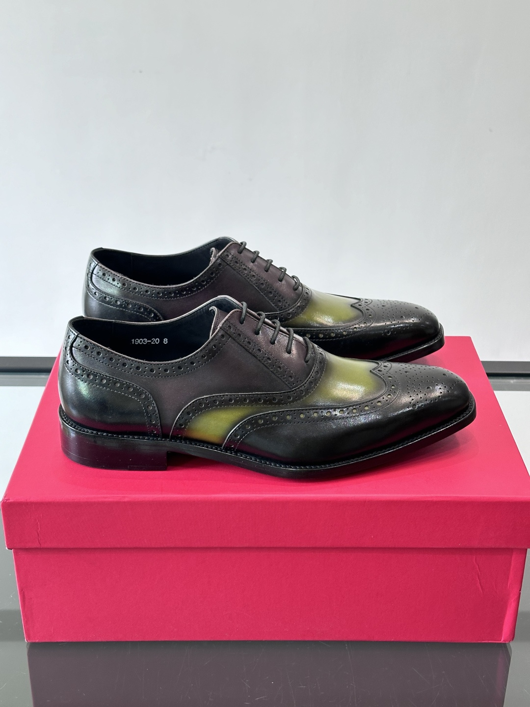 F菲拉格慕男士皮鞋👞选用进口牛皮，简约大方，经典设计，商务休闲都能轻松驾驭。真皮大底鞋底平稳，鞋型修长，