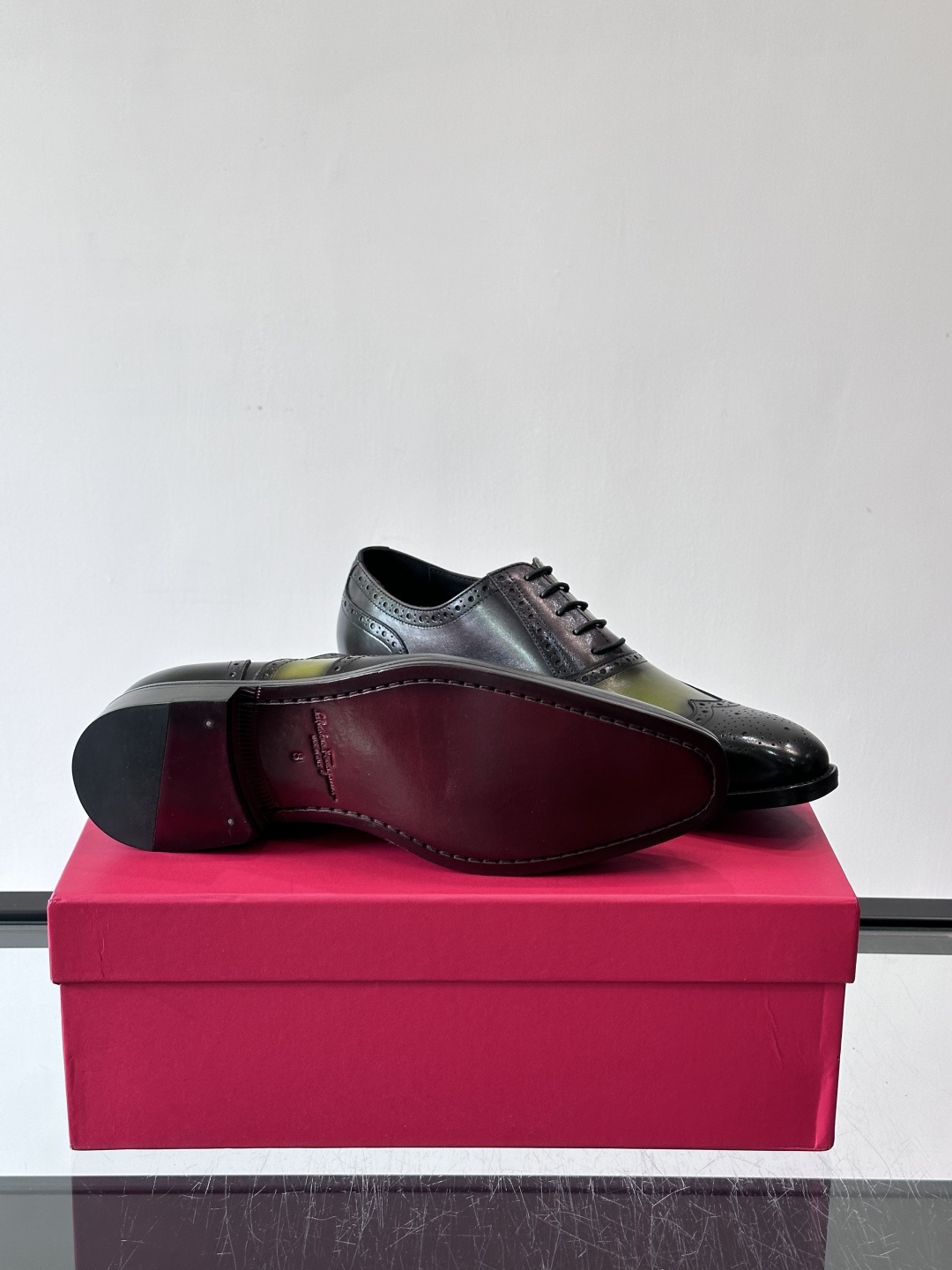 F菲拉格慕男士皮鞋👞选用进口牛皮，简约大方，经典设计，商务休闲都能轻松驾驭。真皮大底鞋底平稳，鞋型修长，