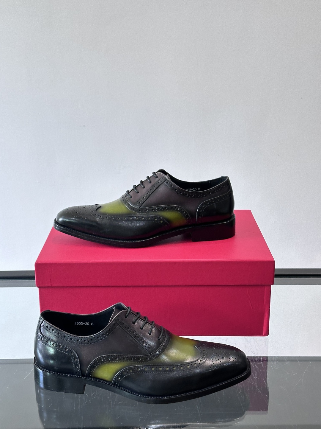 F菲拉格慕男士皮鞋👞选用进口牛皮，简约大方，经典设计，商务休闲都能轻松驾驭。真皮大底鞋底平稳，鞋型修长，