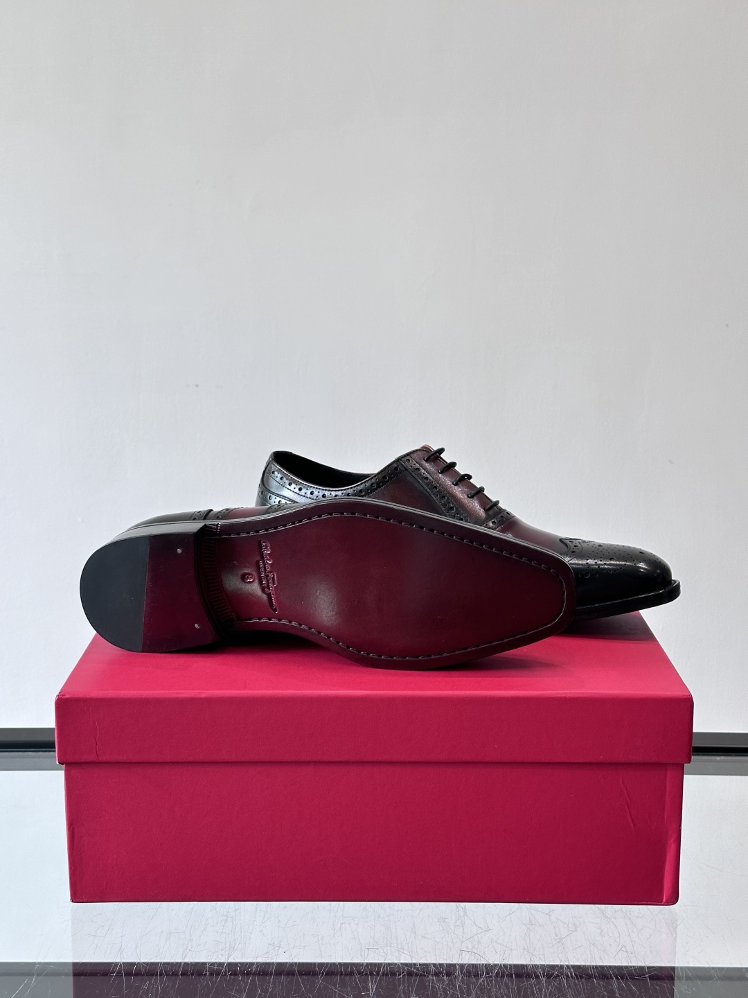 F菲拉格慕男士皮鞋👞选用进口牛皮，简约大方，经典设计，商务休闲都能轻松驾驭。真皮大底鞋底平稳，鞋型修长，