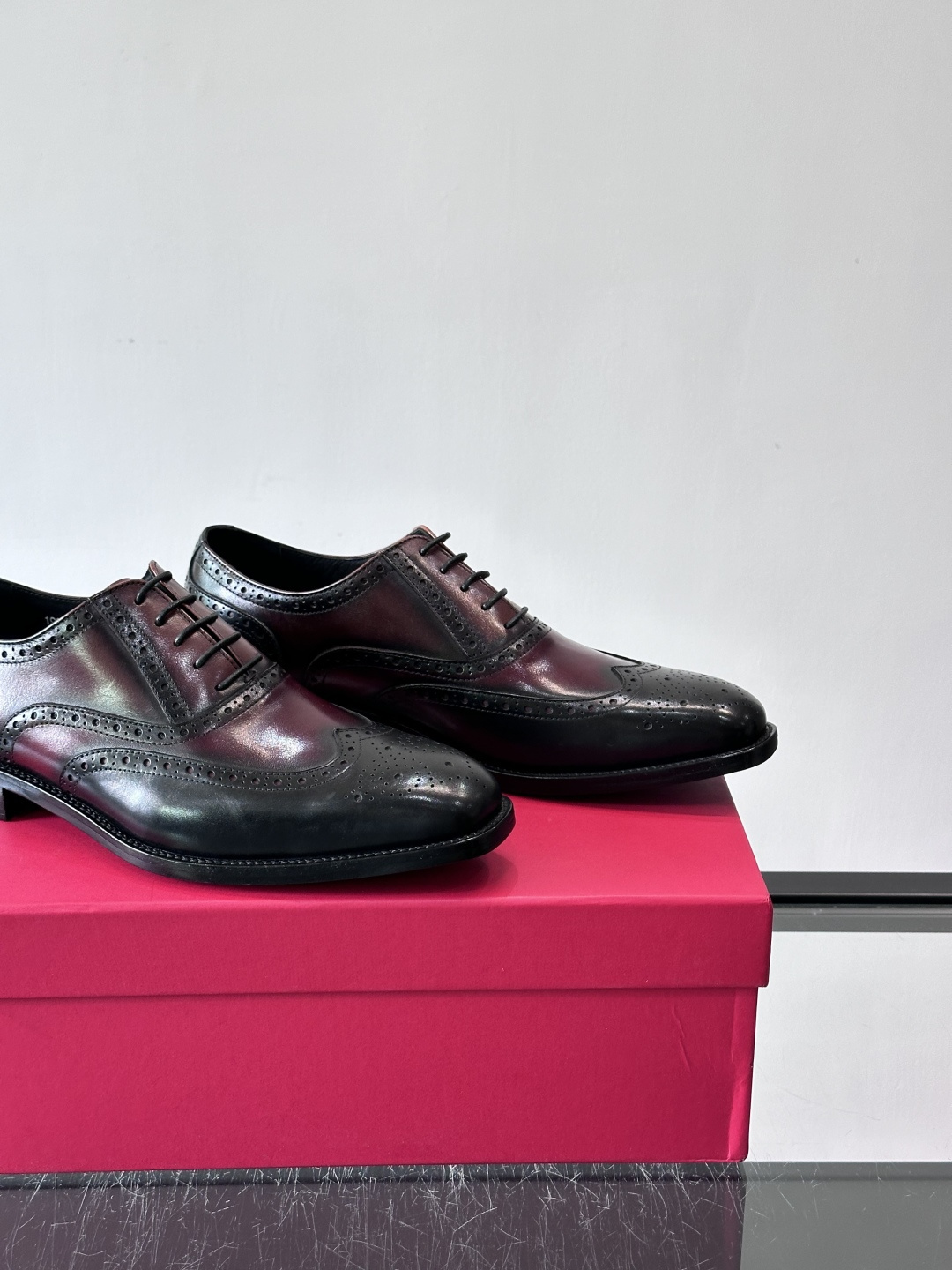 F菲拉格慕男士皮鞋👞选用进口牛皮，简约大方，经典设计，商务休闲都能轻松驾驭。真皮大底鞋底平稳，鞋型修长，