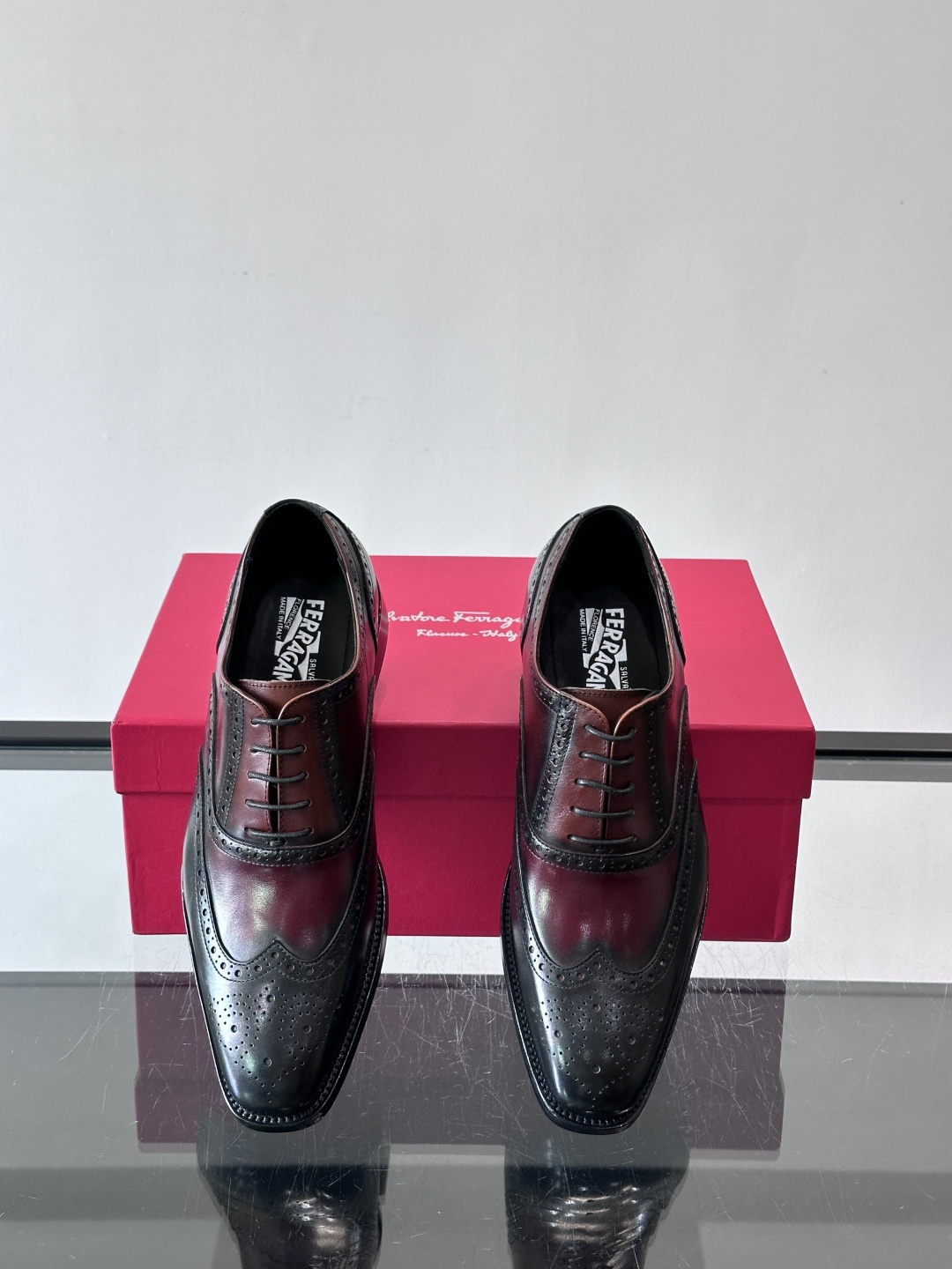 F菲拉格慕男士皮鞋👞选用进口牛皮，简约大方，经典设计，商务休闲都能轻松驾驭。真皮大底鞋底平稳，鞋型修长，