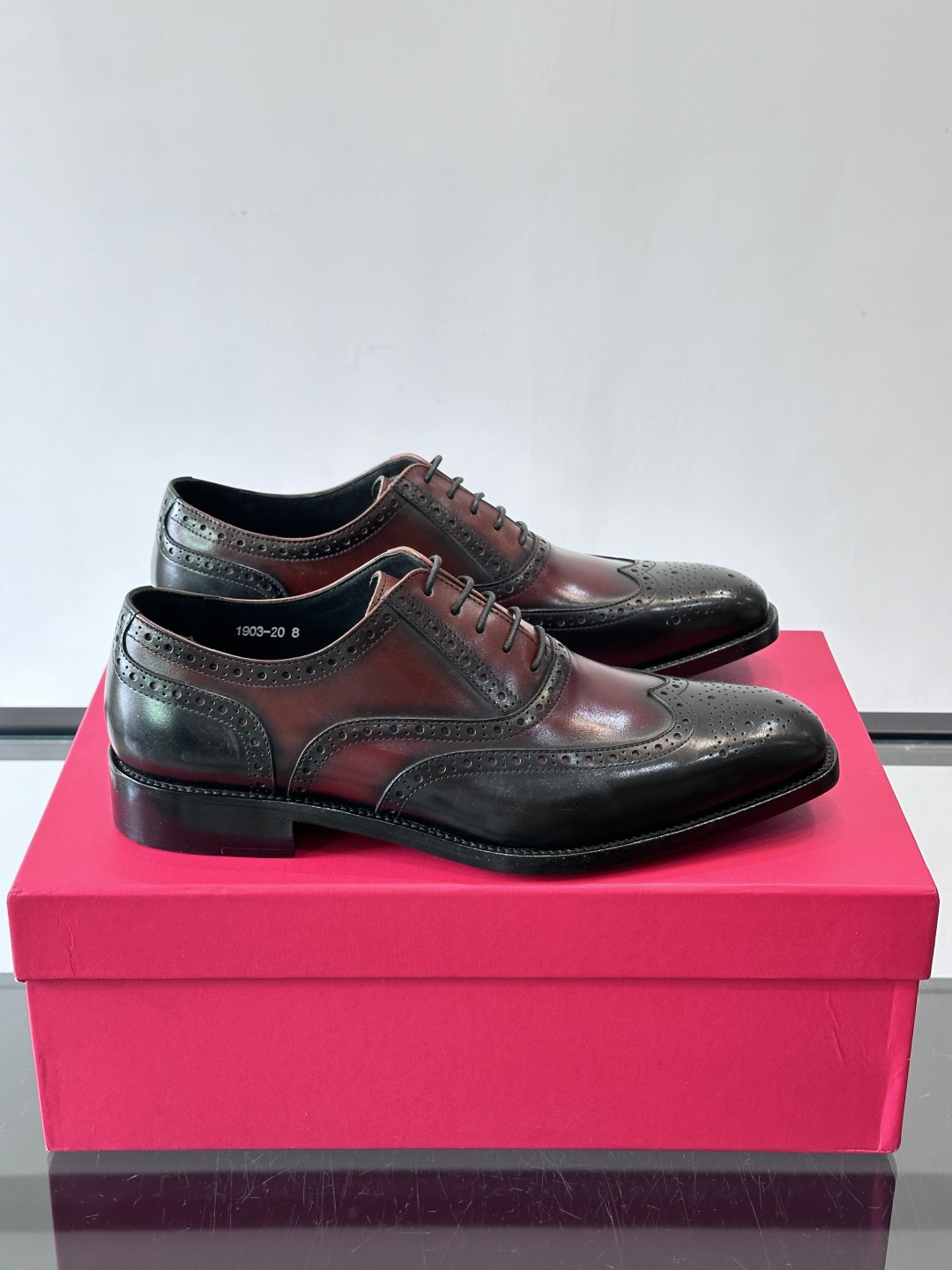 F菲拉格慕男士皮鞋👞选用进口牛皮，简约大方，经典设计，商务休闲都能轻松驾驭。真皮大底鞋底平稳，鞋型修长，