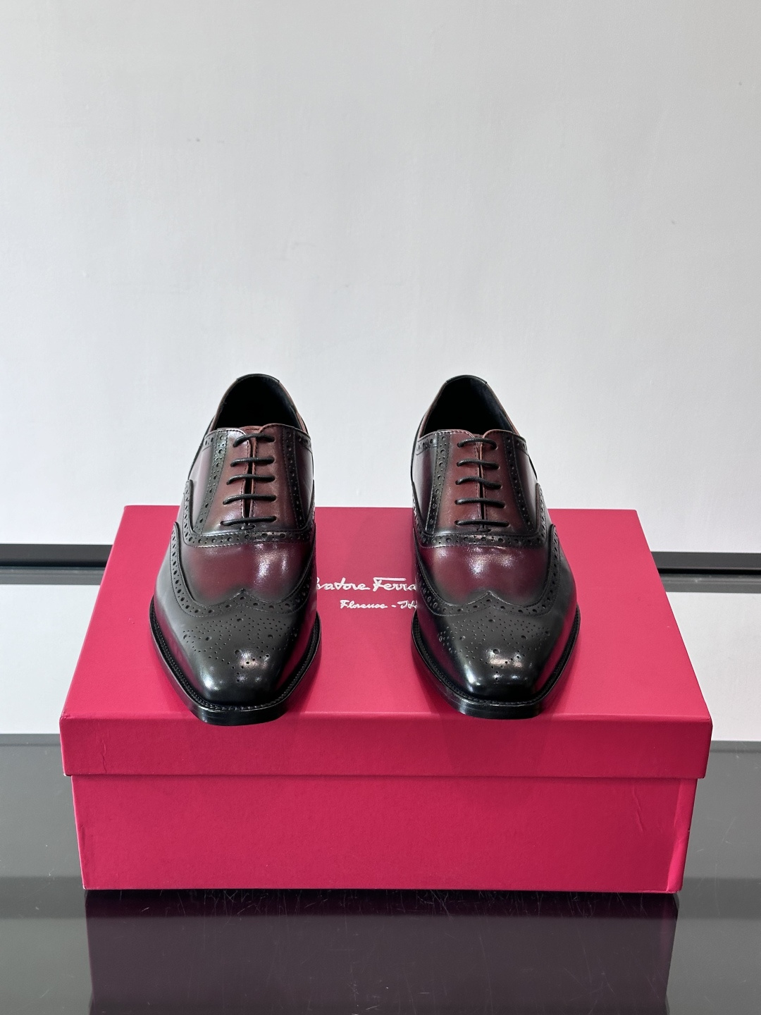 F菲拉格慕男士皮鞋👞选用进口牛皮，简约大方，经典设计，商务休闲都能轻松驾驭。真皮大底鞋底平稳，鞋型修长，