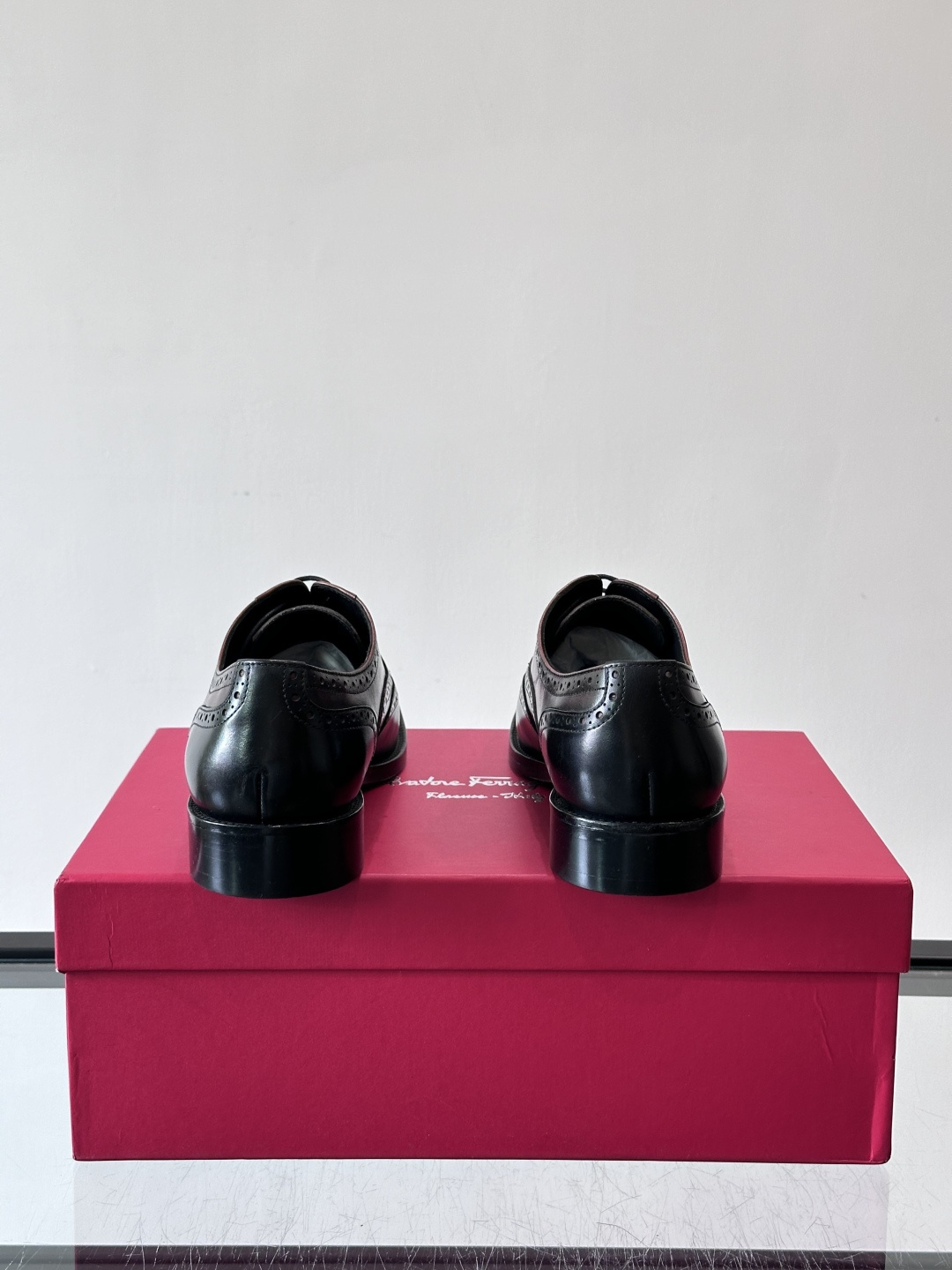 F菲拉格慕男士皮鞋👞选用进口牛皮，简约大方，经典设计，商务休闲都能轻松驾驭。真皮大底鞋底平稳，鞋型修长，