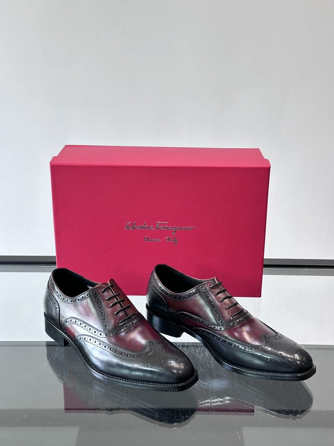 F菲拉格慕男士皮鞋👞选用进口牛皮，简约大方，经典设计，商务休闲都能轻松驾驭。真皮大底鞋底平稳，鞋型修长，