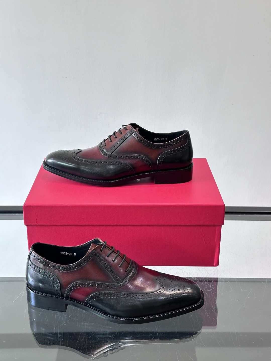 F菲拉格慕男士皮鞋👞选用进口牛皮，简约大方，经典设计，商务休闲都能轻松驾驭。真皮大底鞋底平稳，鞋型修长，