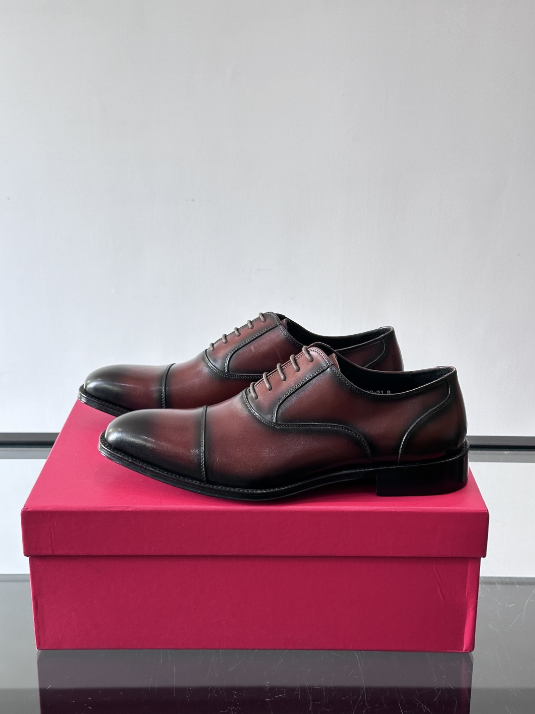 F菲拉格慕男士皮鞋👞选用进口牛皮，简约大方，经典设计，商务休闲都能轻松驾驭。真皮大底鞋底平稳，鞋型修长，