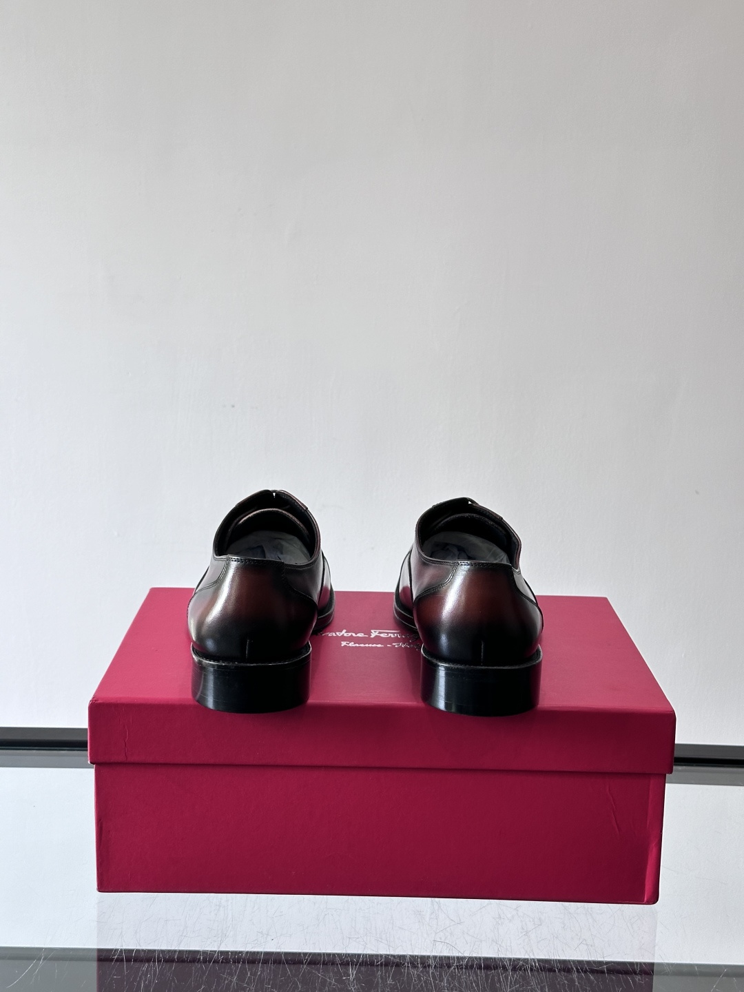 F菲拉格慕男士皮鞋👞选用进口牛皮，简约大方，经典设计，商务休闲都能轻松驾驭。真皮大底鞋底平稳，鞋型修长，