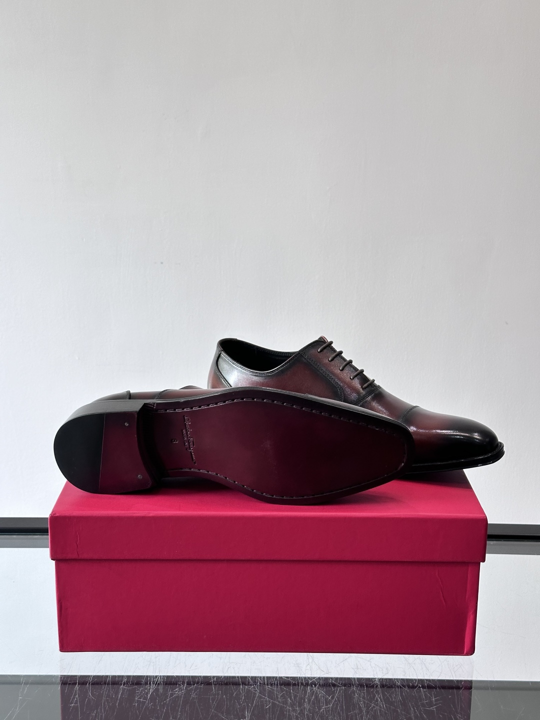 F菲拉格慕男士皮鞋👞选用进口牛皮，简约大方，经典设计，商务休闲都能轻松驾驭。真皮大底鞋底平稳，鞋型修长，