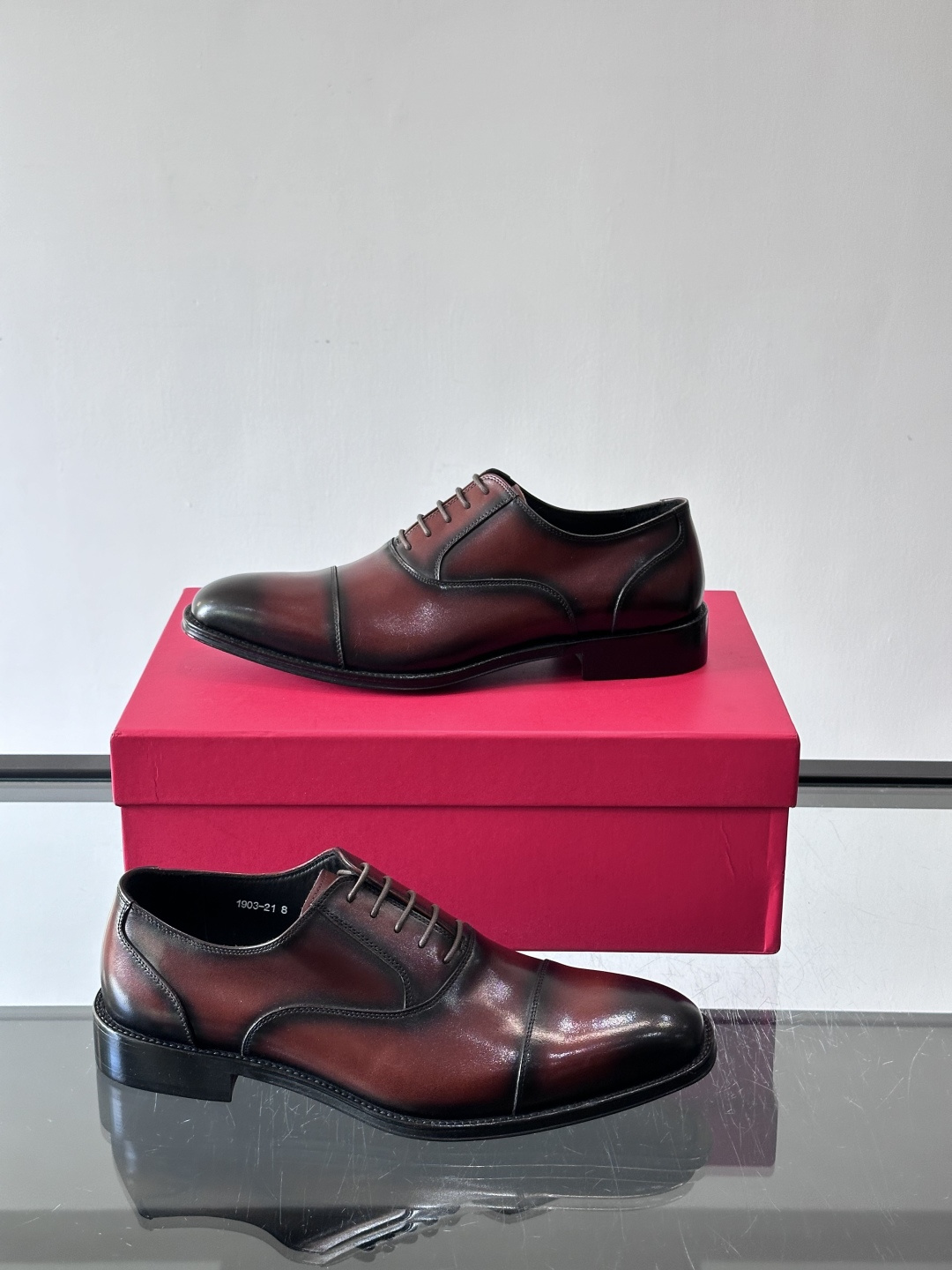 F菲拉格慕男士皮鞋👞选用进口牛皮，简约大方，经典设计，商务休闲都能轻松驾驭。真皮大底鞋底平稳，鞋型修长，