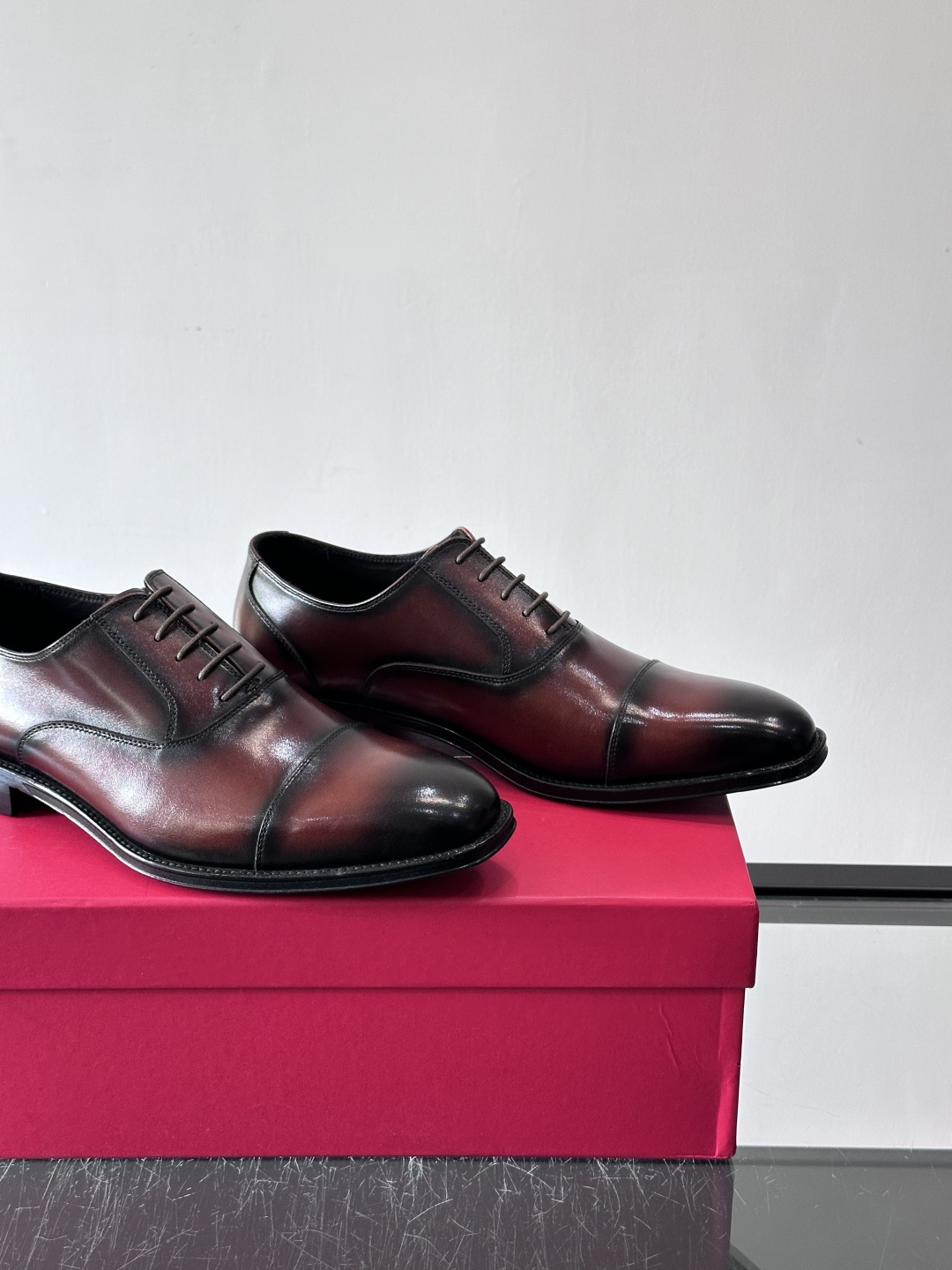 F菲拉格慕男士皮鞋👞选用进口牛皮，简约大方，经典设计，商务休闲都能轻松驾驭。真皮大底鞋底平稳，鞋型修长，