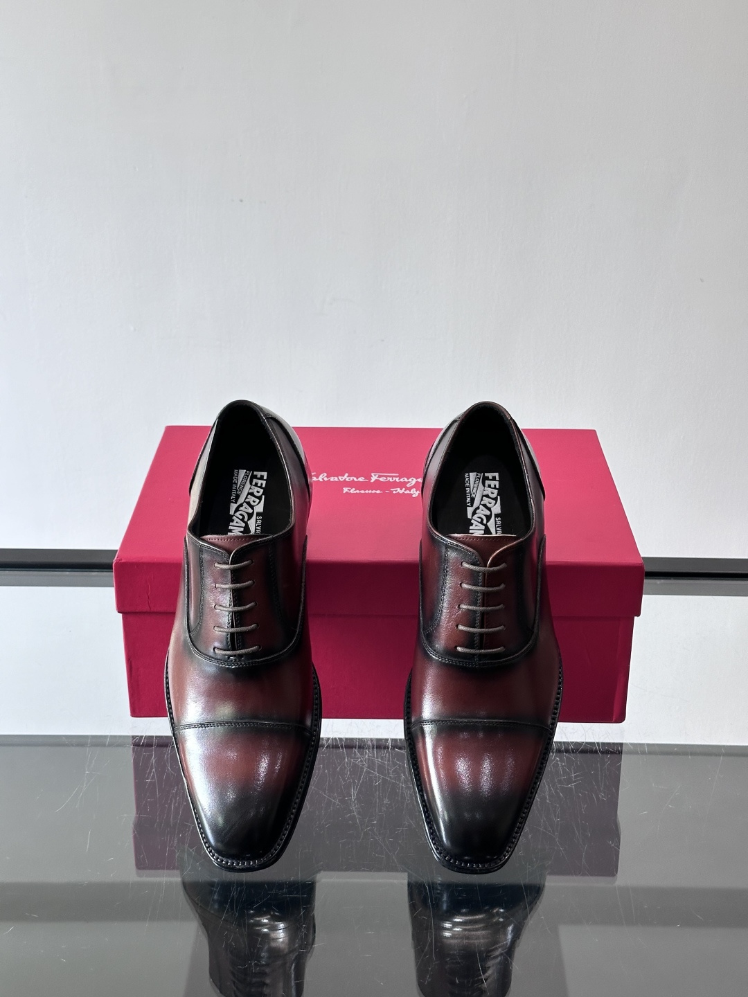 F菲拉格慕男士皮鞋👞选用进口牛皮，简约大方，经典设计，商务休闲都能轻松驾驭。真皮大底鞋底平稳，鞋型修长，