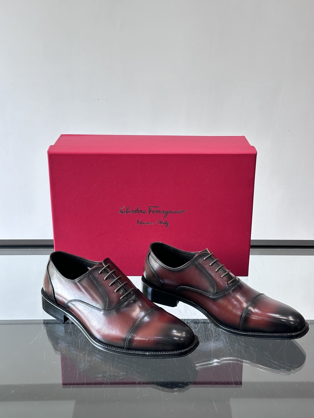 F菲拉格慕男士皮鞋👞选用进口牛皮，简约大方，经典设计，商务休闲都能轻松驾驭。真皮大底鞋底平稳，鞋型修长，