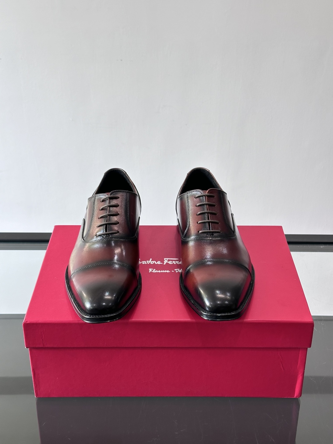 F菲拉格慕男士皮鞋👞选用进口牛皮，简约大方，经典设计，商务休闲都能轻松驾驭。真皮大底鞋底平稳，鞋型修长，